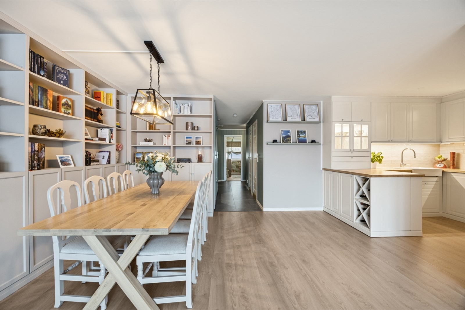 Det er plass til et stort spisebord i tilknytning til kjøkkenet Galleribilde