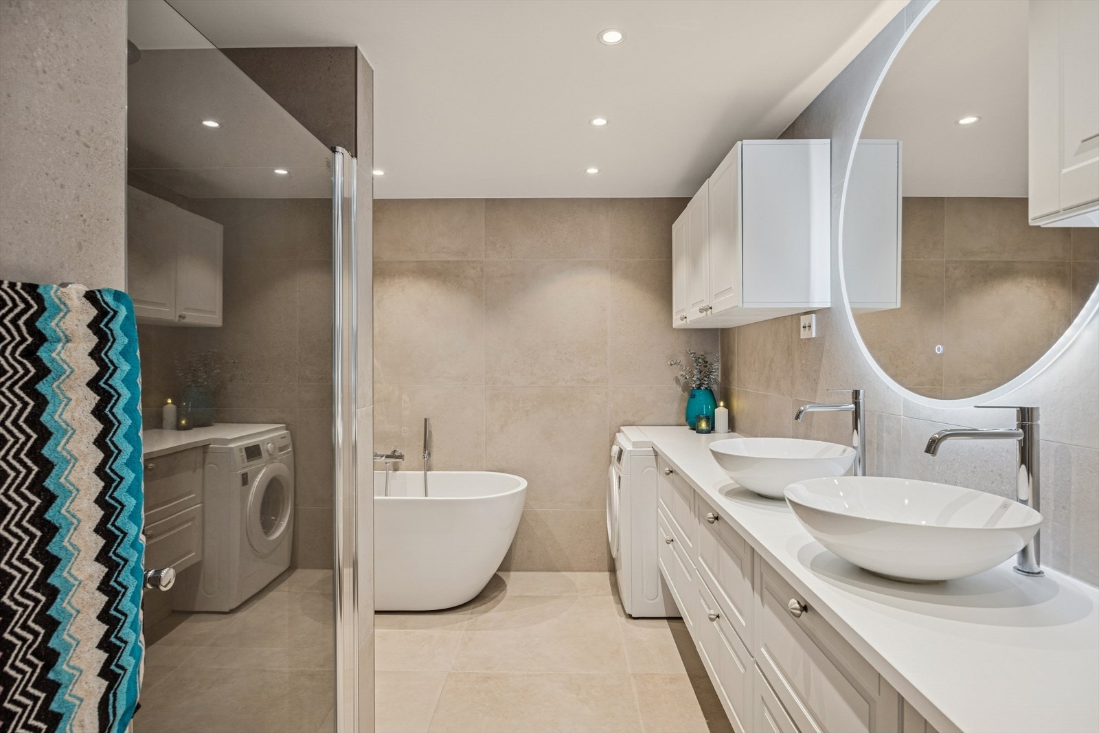 Lekkert påkostet flislagt bad fra 2023 med både dusj og badekar. God skap- og benkeplass. Galleribilde