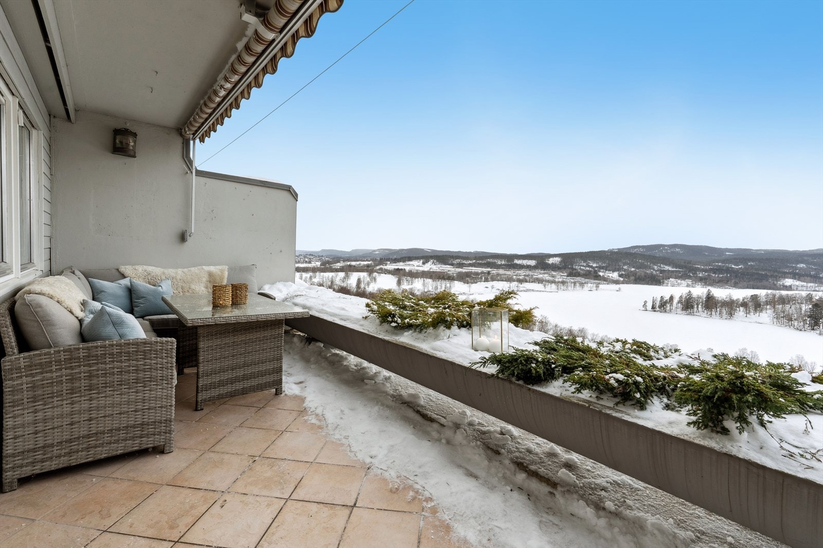 Stor vestvendt terrasse på ca 12 kvm, her er også en praktisk utvendig bod på ca 2 kvm. Galleribilde