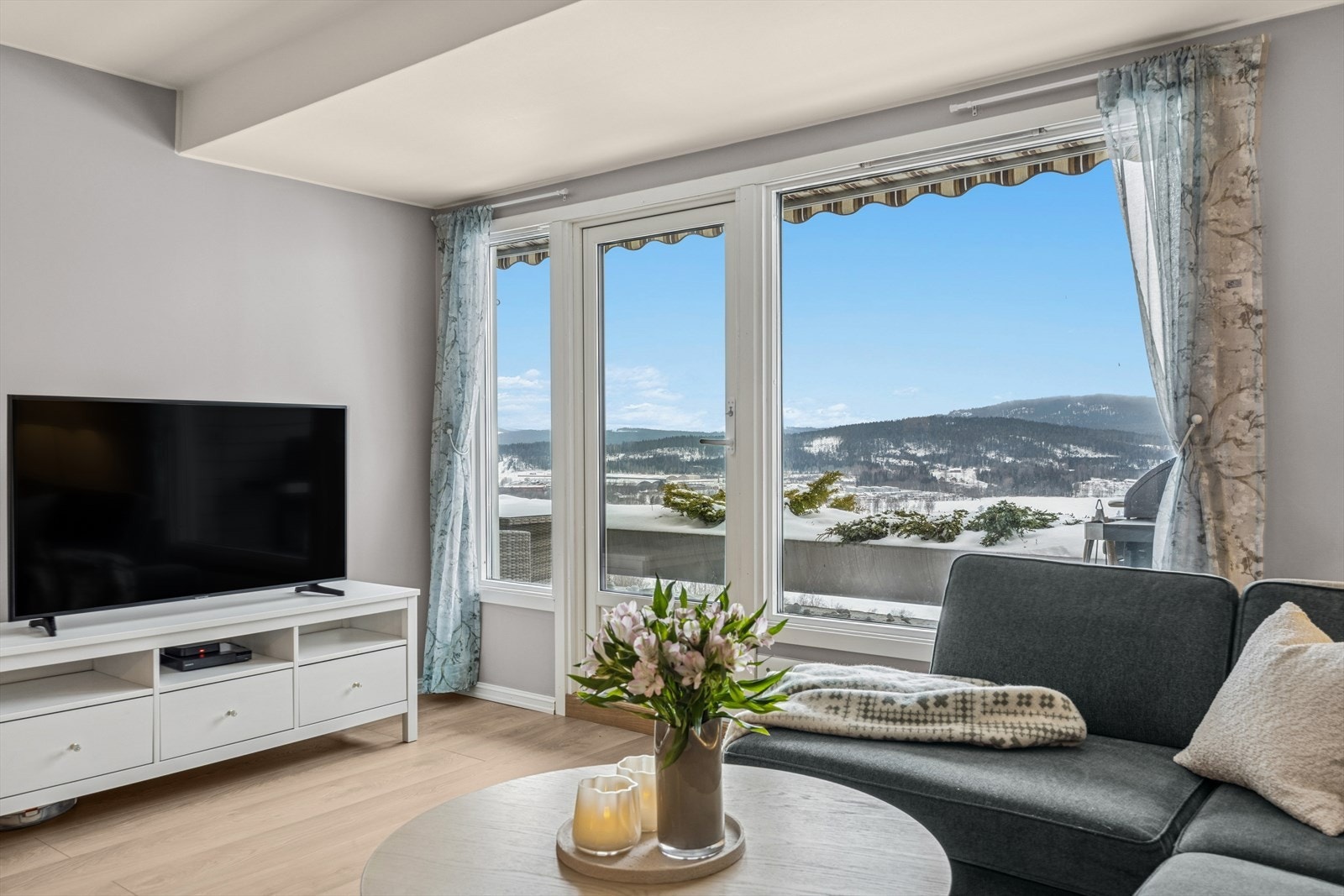 Store vindusflater sørger for godt med naturlig lysinnslipp. Utgang til en solrik vestvendt terrasse med fantastisk utsikt. Galleribilde