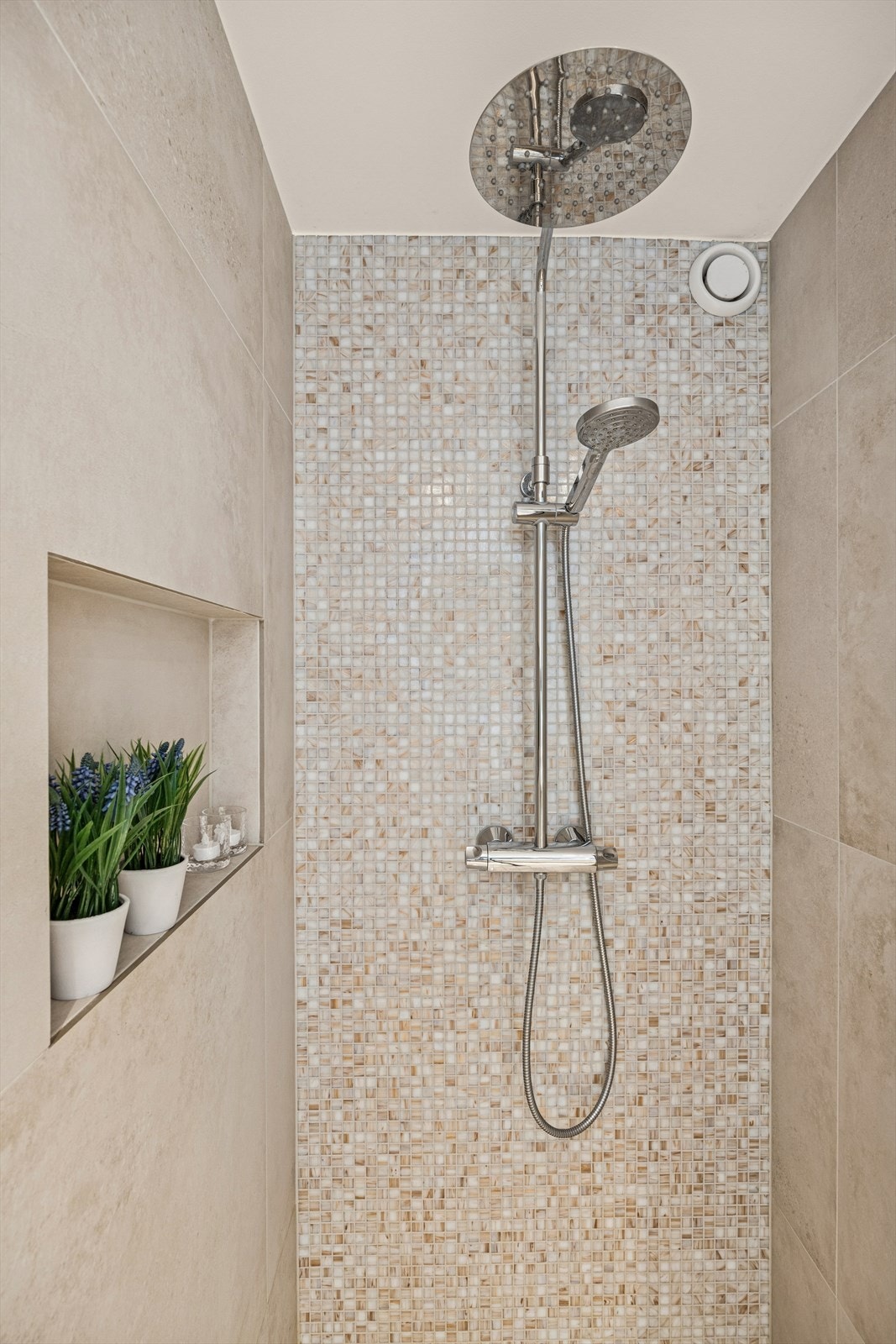 Dusjnisje med regnfallsdusj. Galleribilde