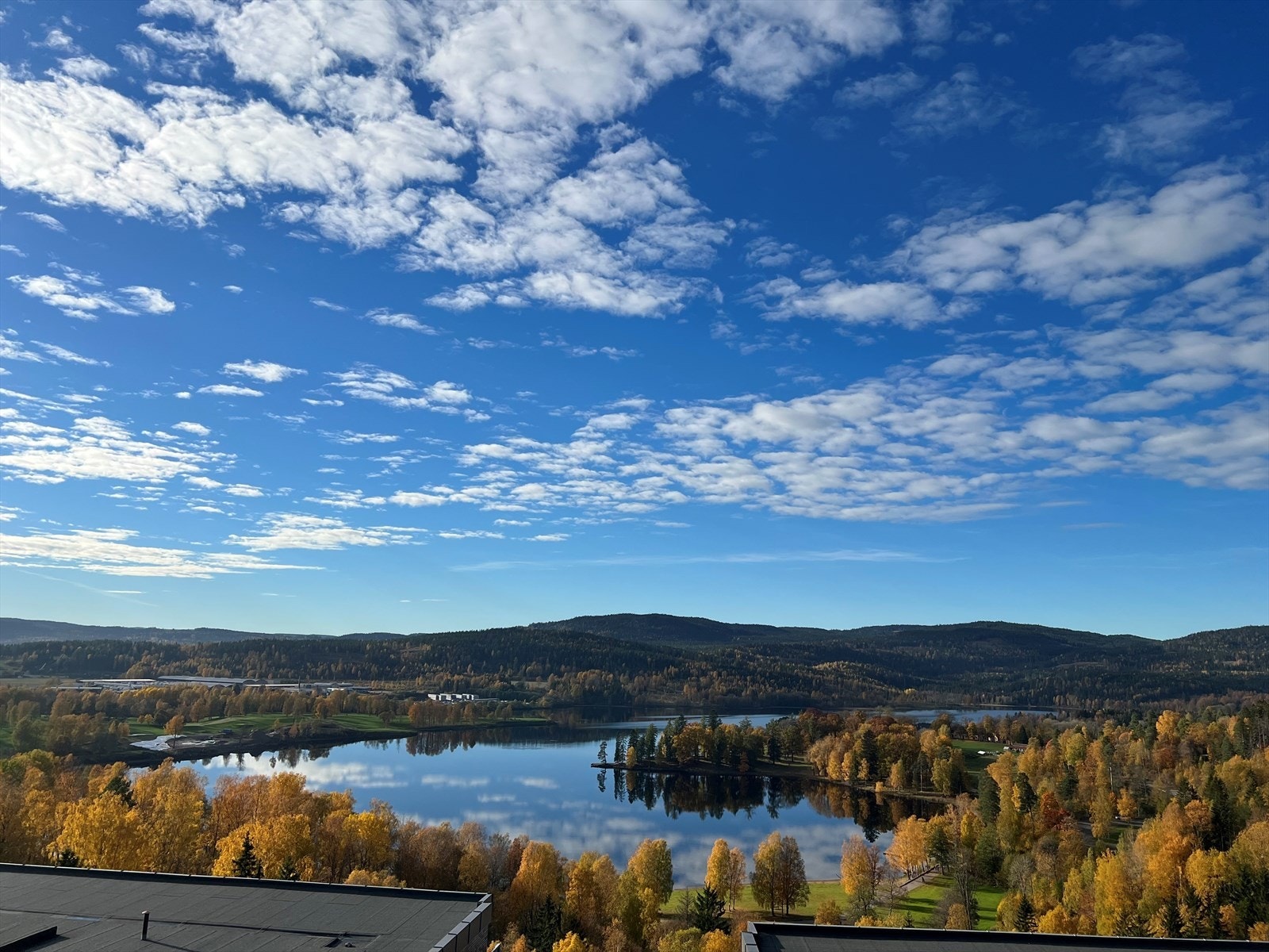 Opplev solnedganger, skiftende årstider og en stemningsfull atmosfære Galleribilde