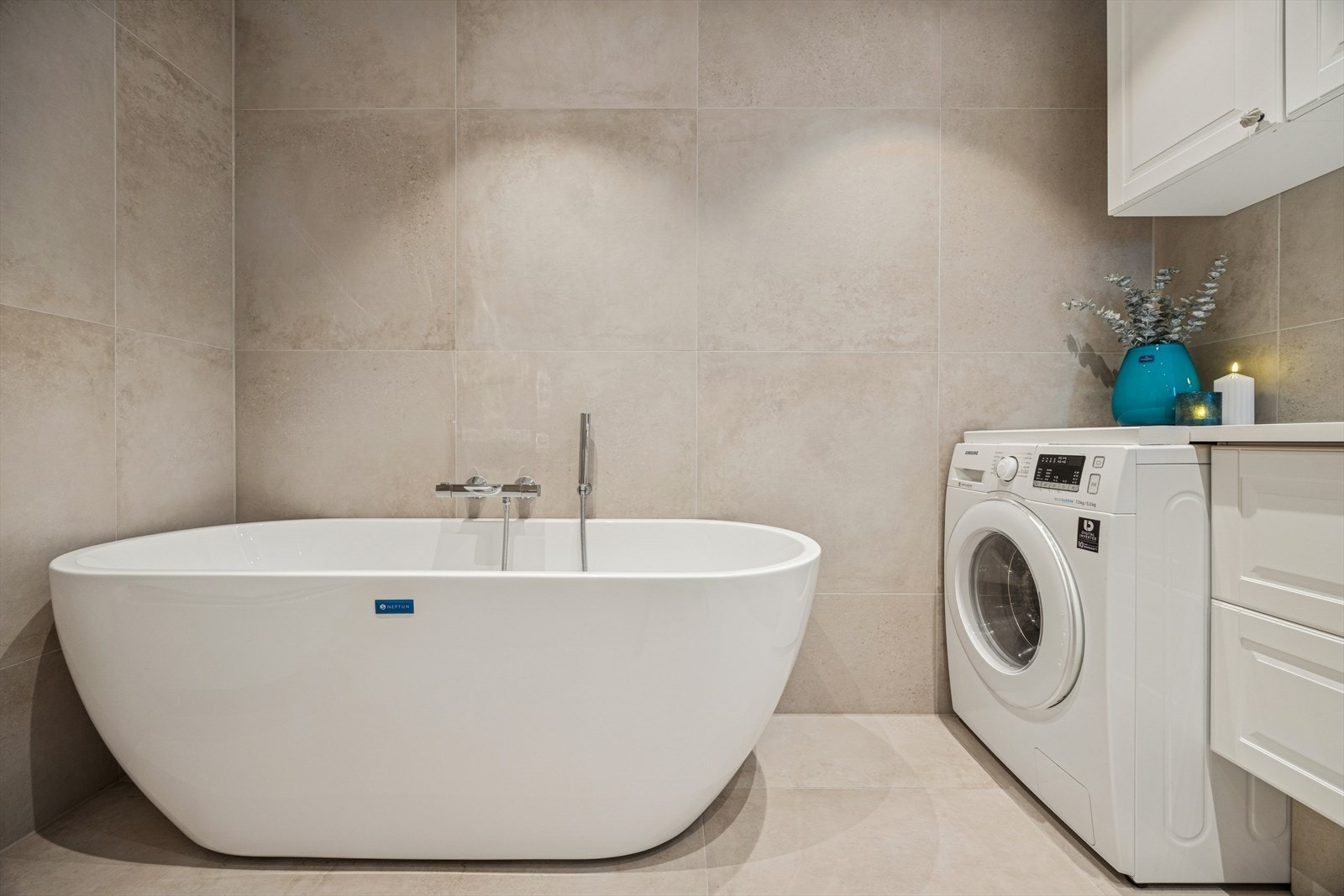 Påkostet bad fra 2023 med store lekkre fliser. Pent frittstående badekar og opplegg for vaskemaskin. Galleribilde