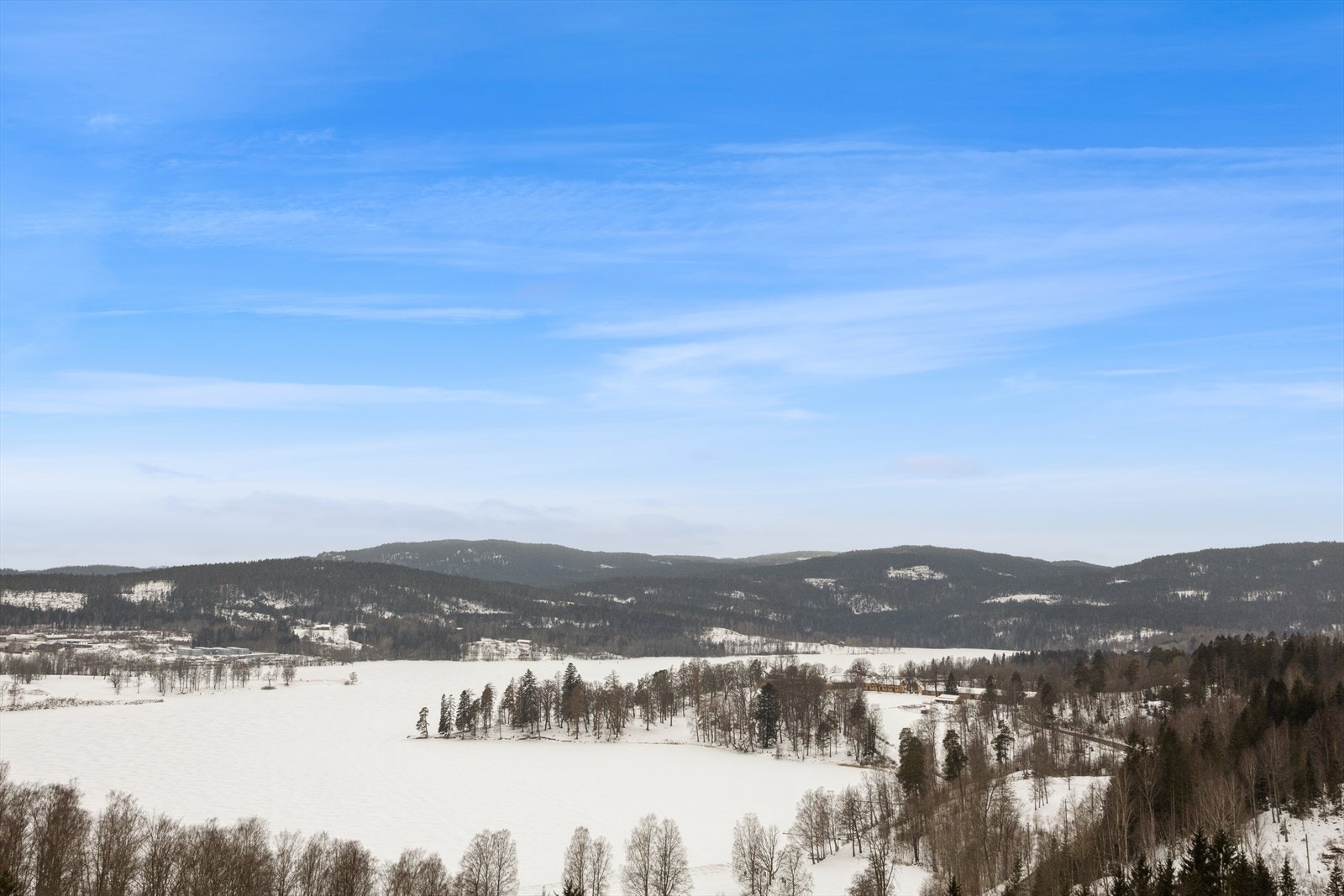 Her sitter man høyt og usjenert til. Utsikt over Bogstadvannet og Bogstad gård. Galleribilde