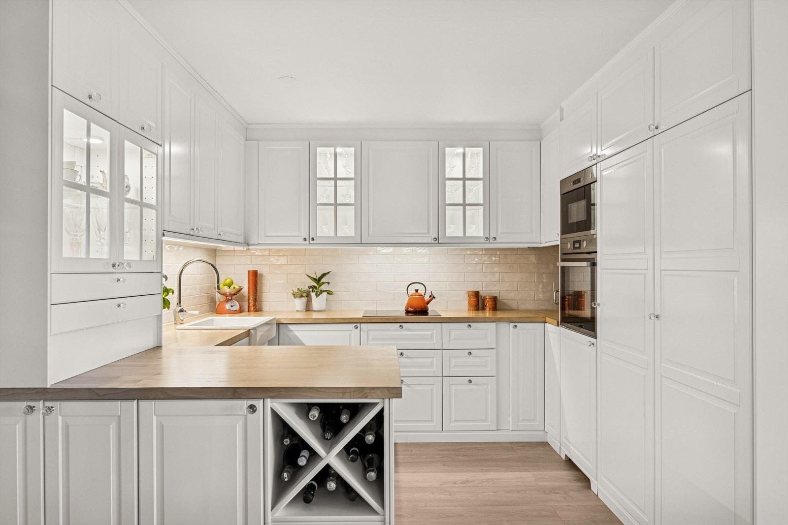 Lyst og innbydende kjøkken fra 2023 med godt med skap- og benkeplass. Galleribilde