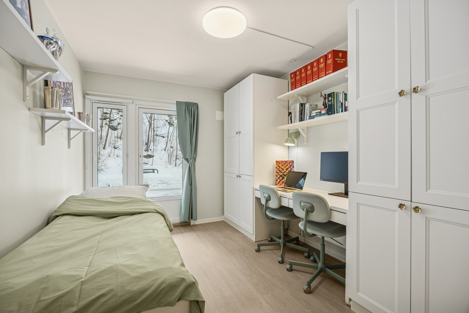 Soverom 2, også med god plass. Her er utgang til en hyggelig markterrasse. Her kan man enten ha kontor eller seng mellom skapene. Galleribilde