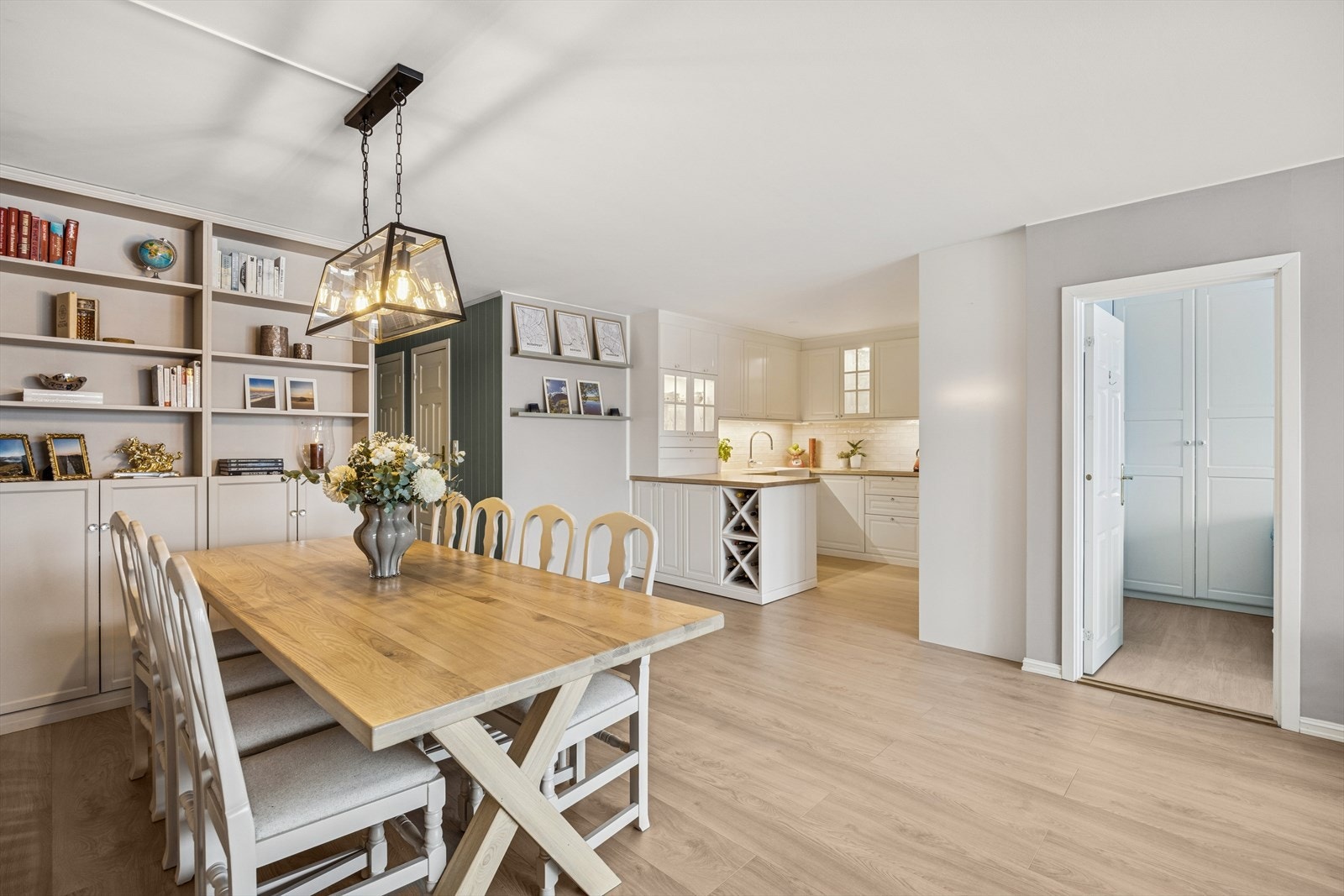 Hele leiligheten ble pusset opp i 2023 med nytt kjøkken og bad, nytt gulv, nymalte tak og vegger Galleribilde