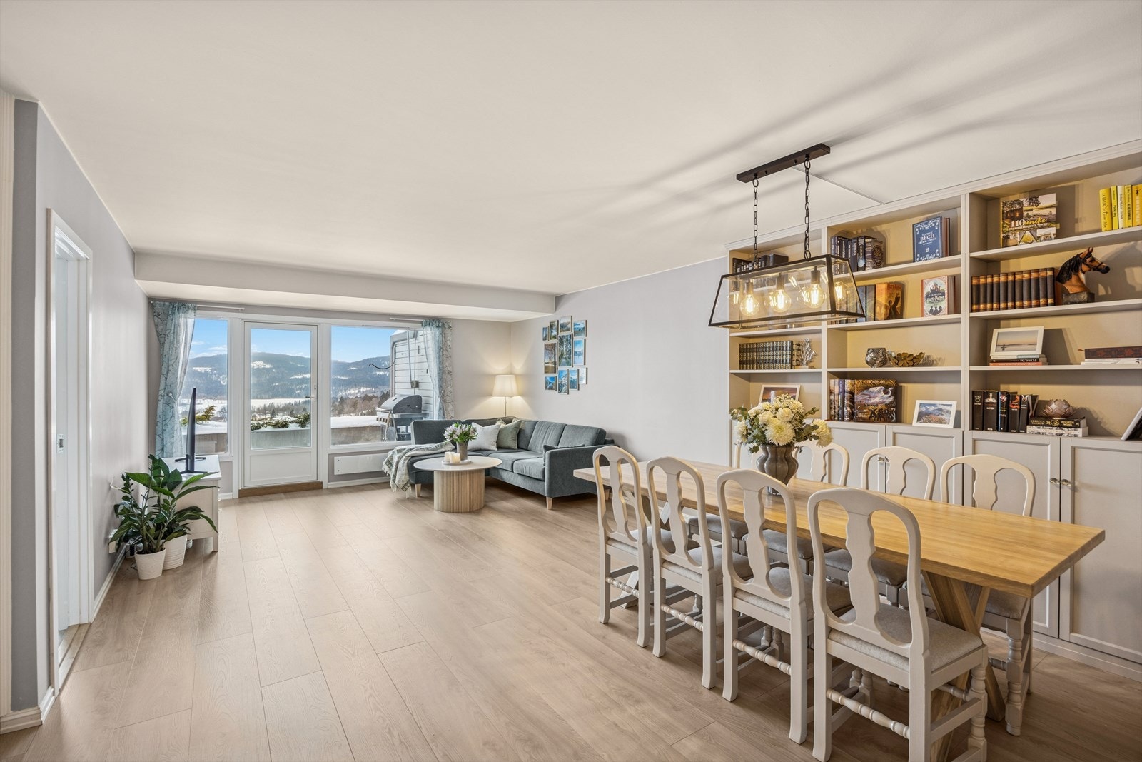 Pen, lys og romslig stue med plass til stor sofa og spisestuedel. Galleribilde