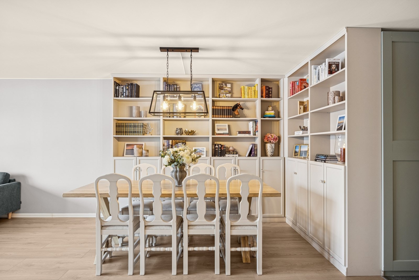 Et hyggelig spisestuedel med plassbygde bokhyller og skap. Galleribilde