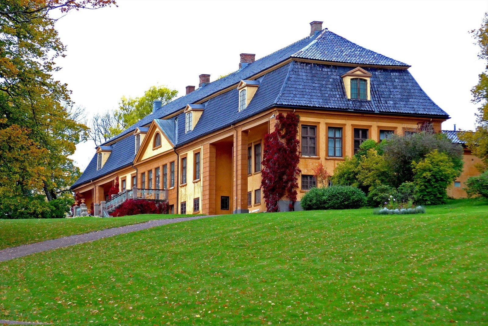 På Bogstad gård er det kafé samt aktiviteter for store og små Galleribilde