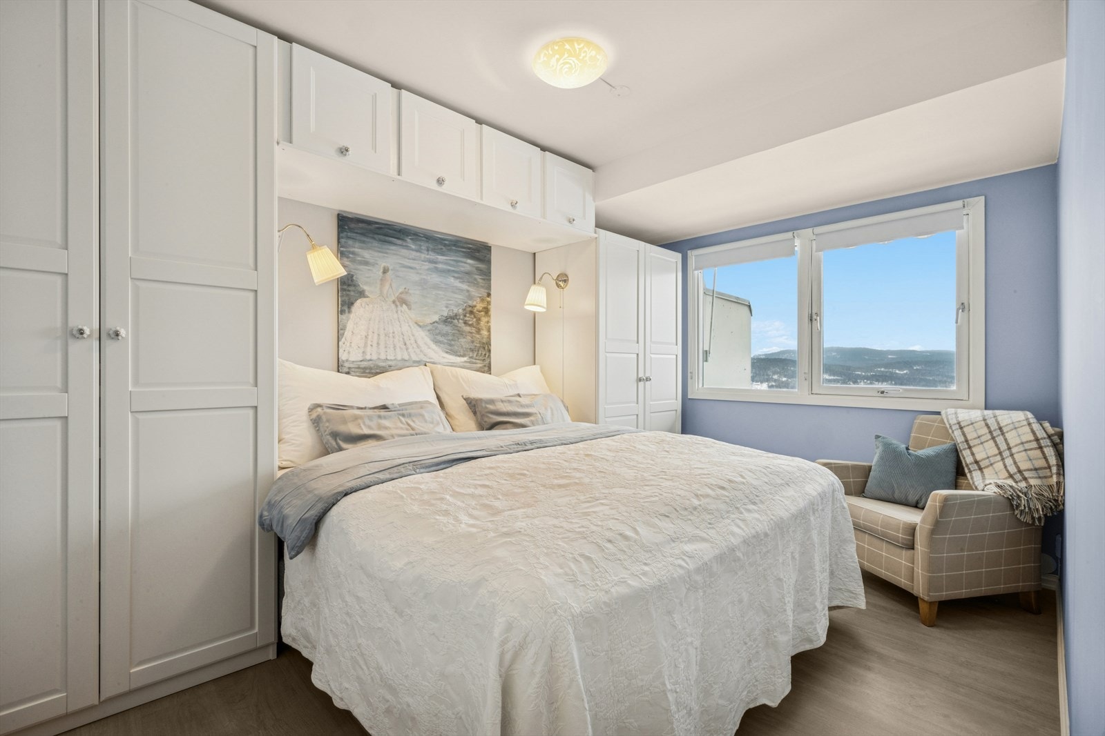 Hovedsoverommet er romslig med plass til dobbeltseng og tilhørende møblement. Her får man mye lagringsplass i skap. Flott utsikt! Galleribilde