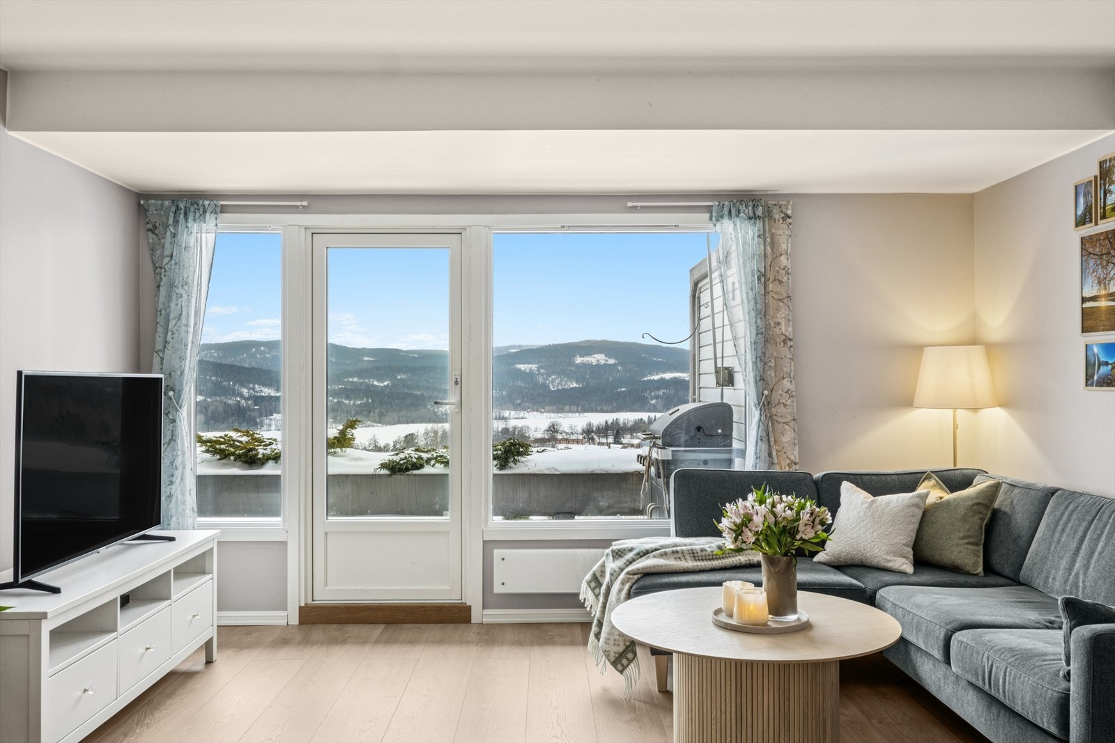 Stue med store vindusflater som slipper inne rikelig med naturlig lys Galleribilde