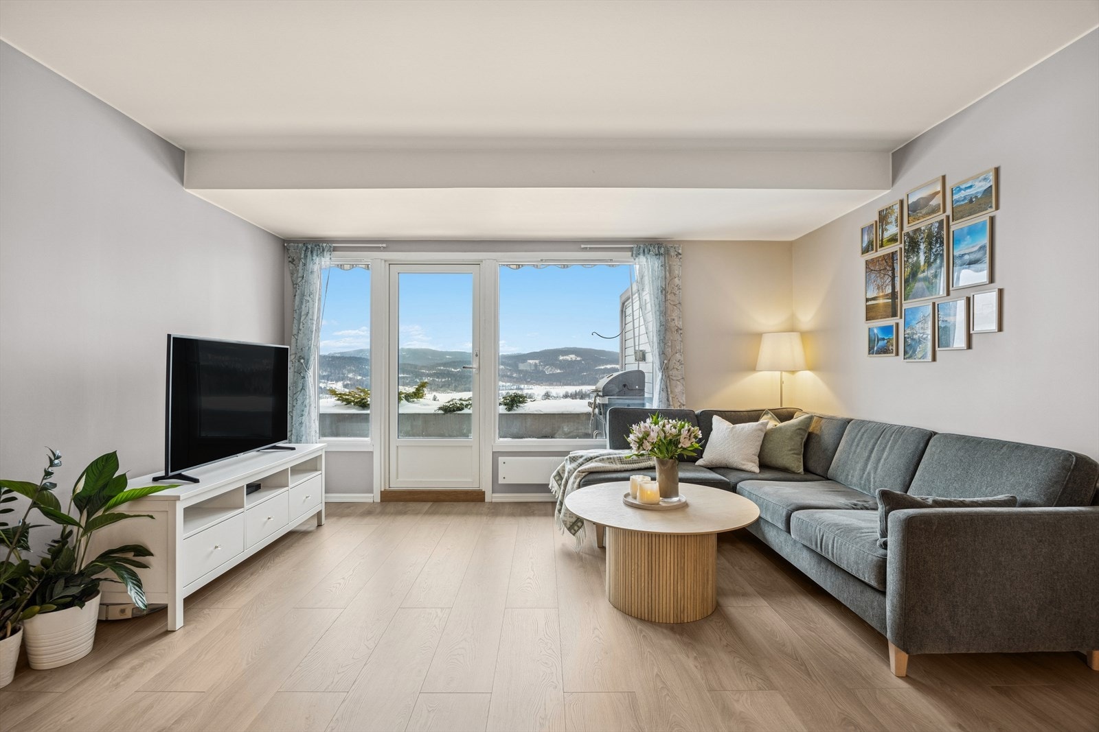 Stuen er romslig med god plass for ønsket møblering. Flott utsikt som kan nytes fra sofakroken. Galleribilde