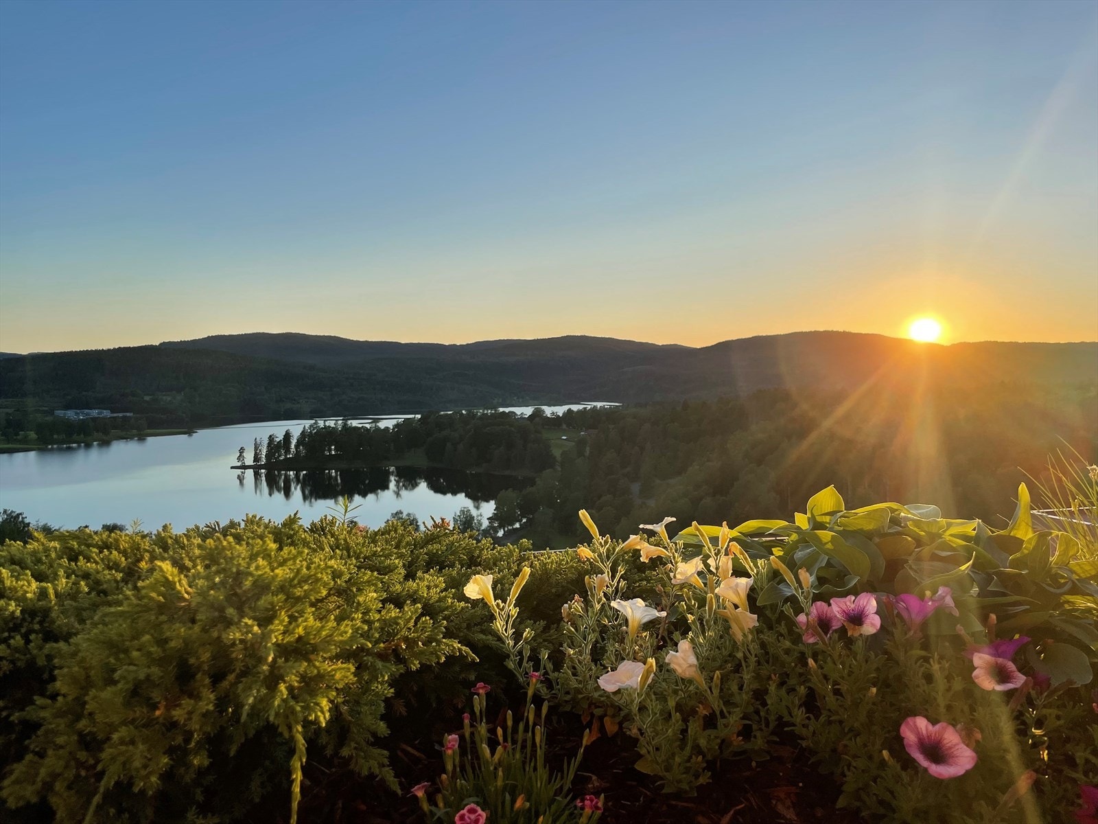 Her kan man plante fine blomster eller nyte utsikten i den hyggelige sittekroken. Galleribilde