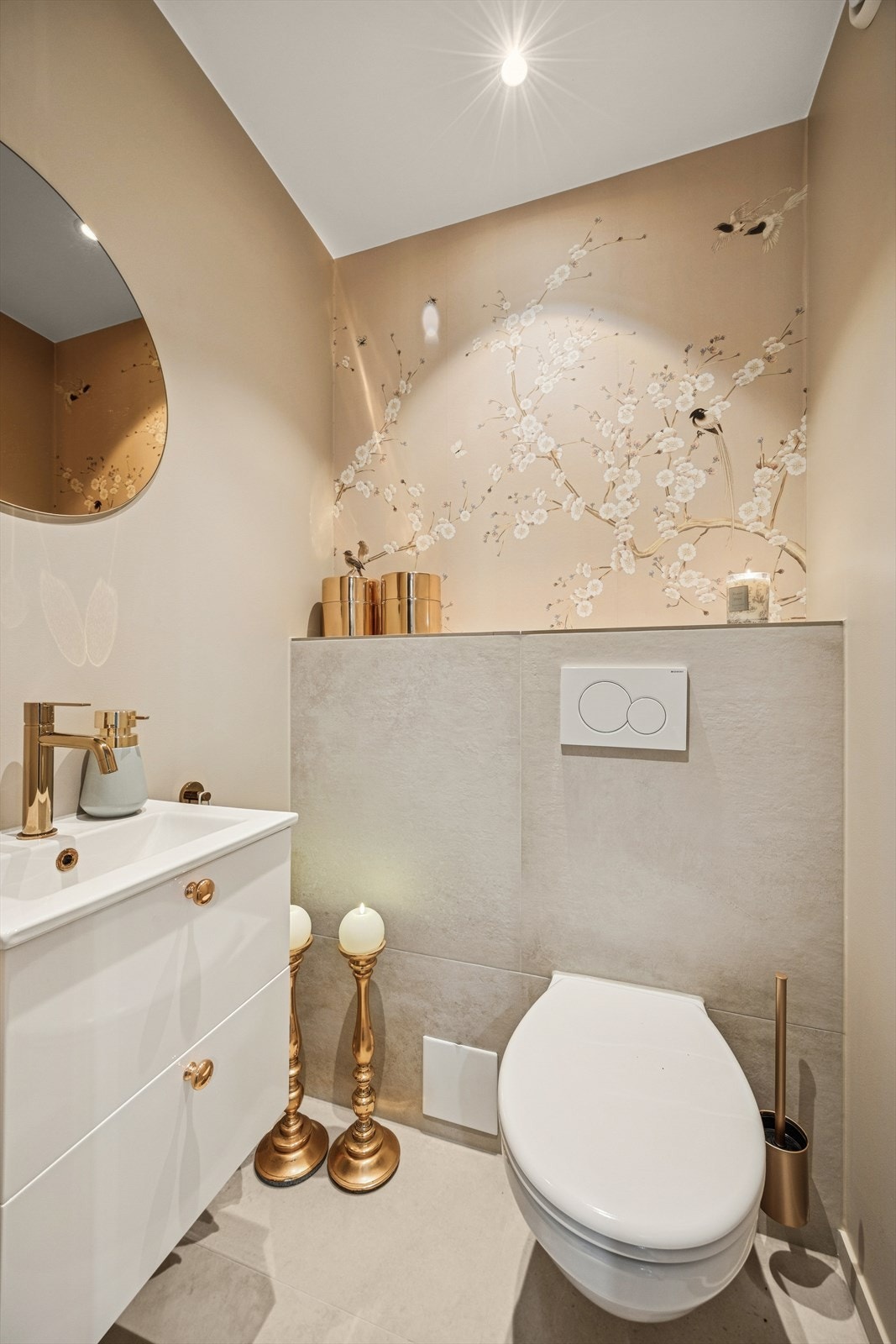 Et eget wc-rom som er praktisk for gjester. Overflatene er pent gjennomført og har lekre gulldetaljer Galleribilde