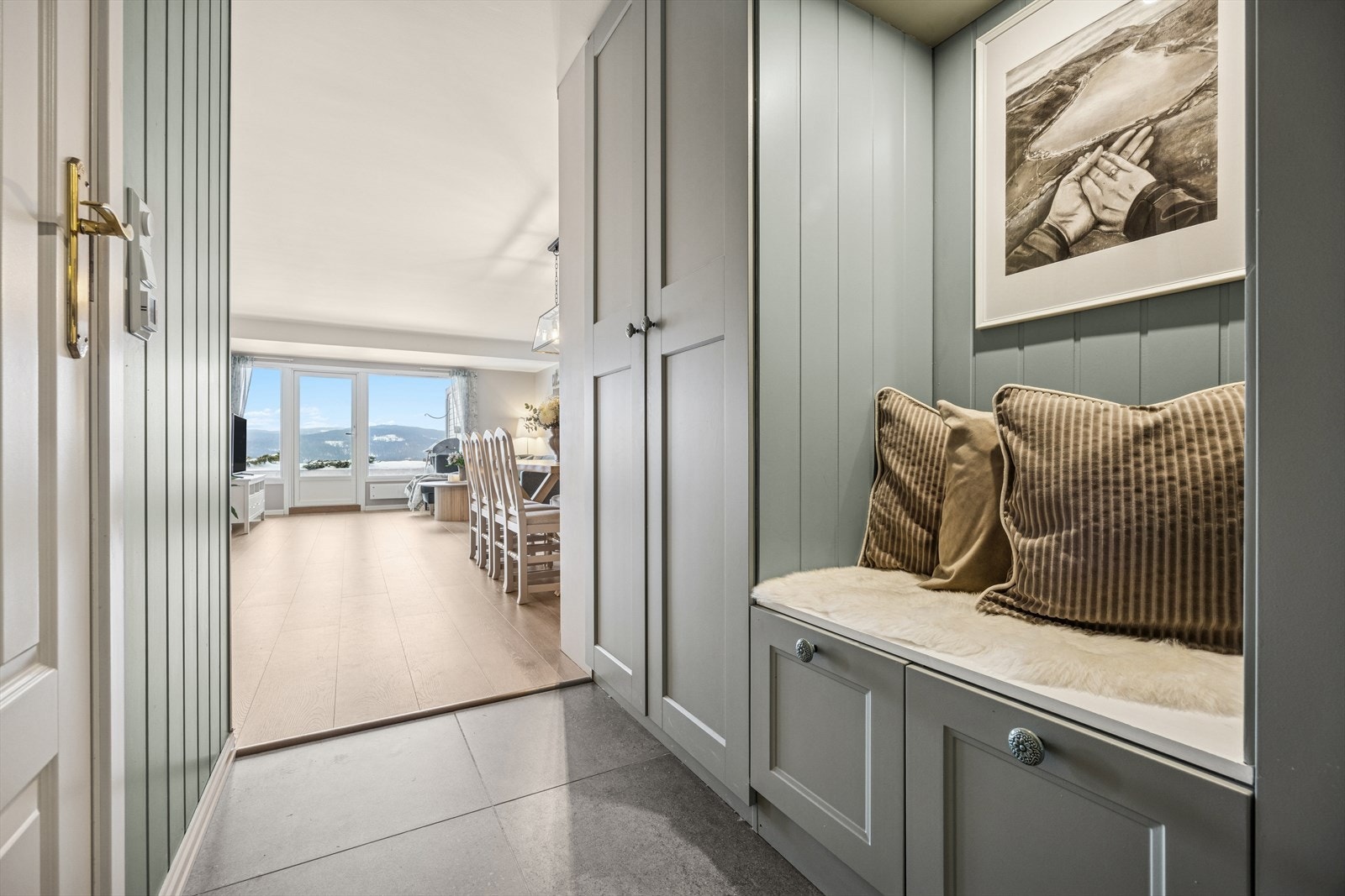 Velkommen inn i en hyggelig entré med god skapplass. Hyggelig plassbygget sittebenk. Galleribilde