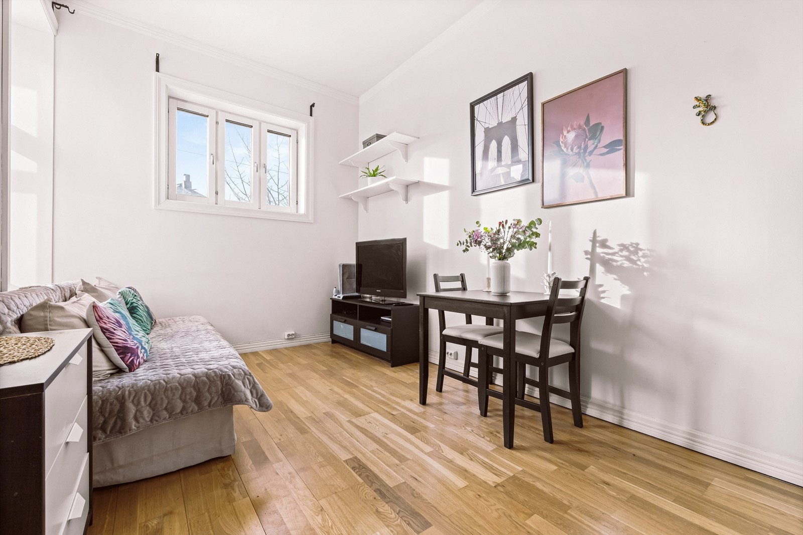 Den lyse stuen har en generøs takhøyde på 3 meter og en fin planløsning hvor møblene har sin naturlige plass. Galleribilde