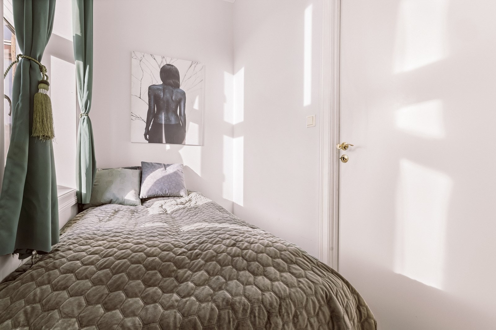 Store vindusflater og god takhøyde sikrer gode lysforhold og gir rommet en luftig og behagelig atmosfære. Galleribilde