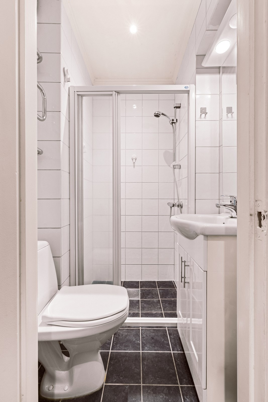 Flislagt bad fra 2006 med behagelig gulvvarme. Galleribilde