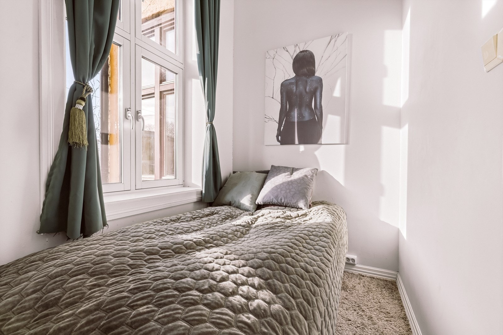 Flott soverom med plass til seng og tilhørende møbler. Galleribilde