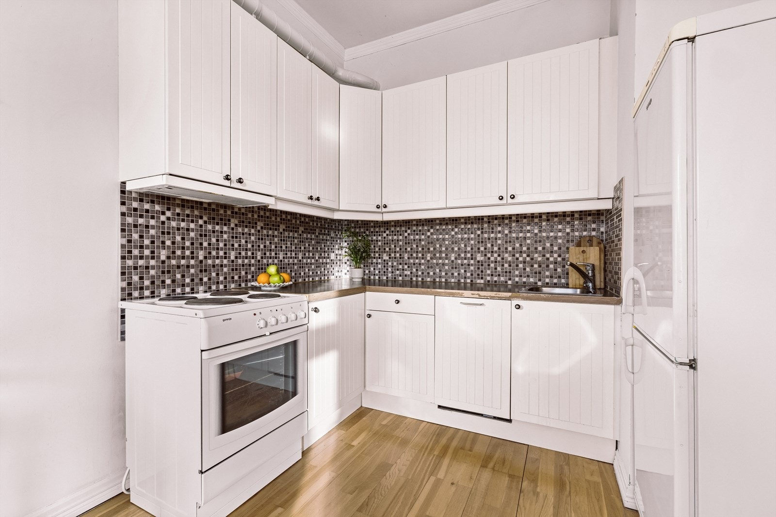 Kjøkkenet er utstyrt med oppvaskmaskin, og det er plass til frittstående komfyr. Kjøleskap er defekt. Galleribilde