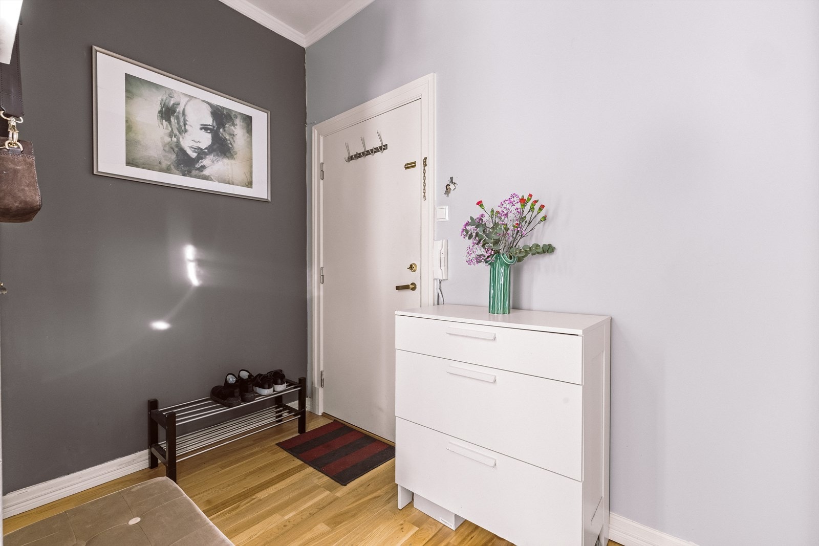 Innbydende entré med god plass til å henge fra seg yttertøy og sette fra seg sko. Galleribilde