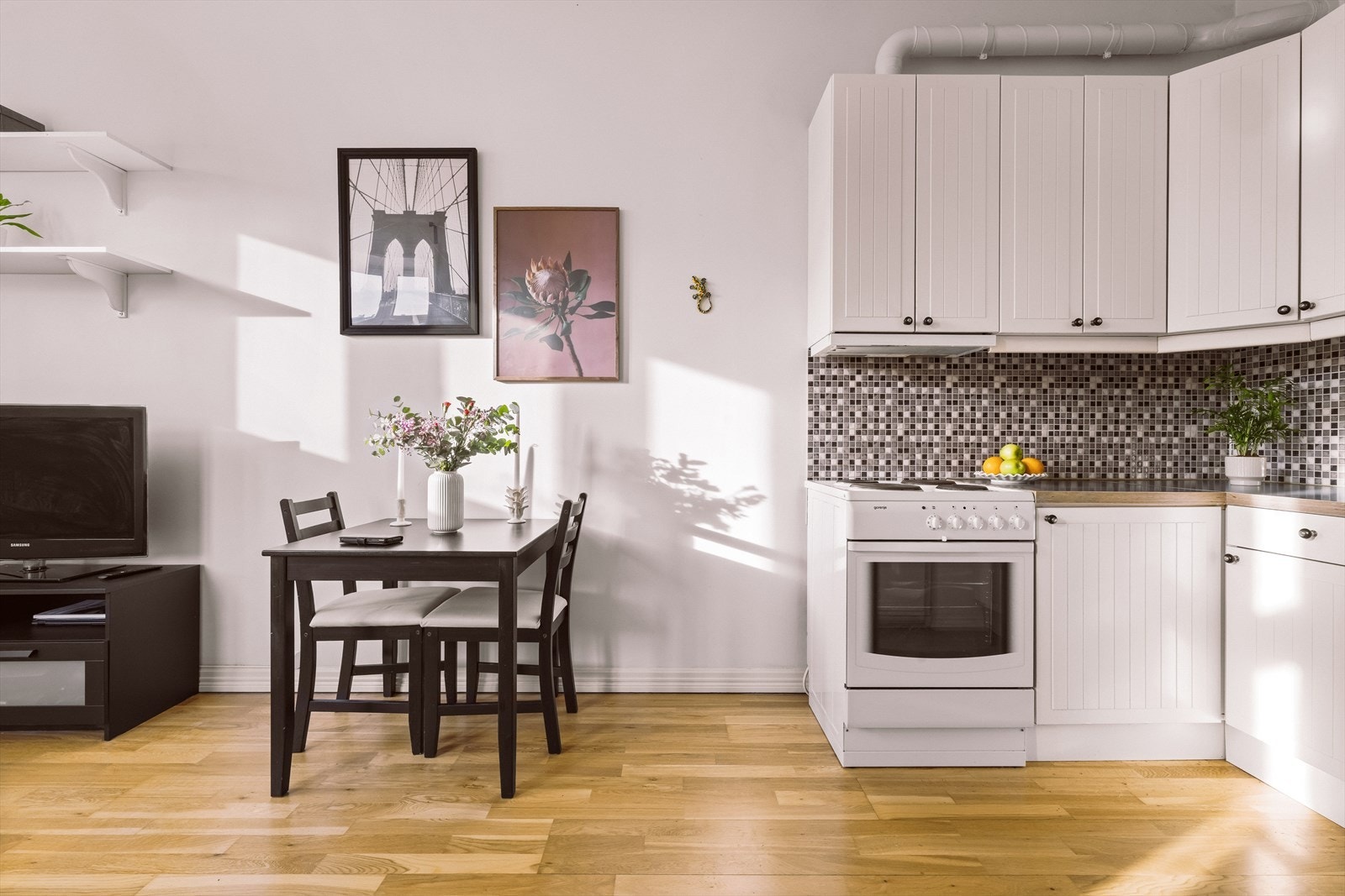 Stuen og kjøkkenet ligger i en åpen og sosial løsning mot hverandre. Galleribilde