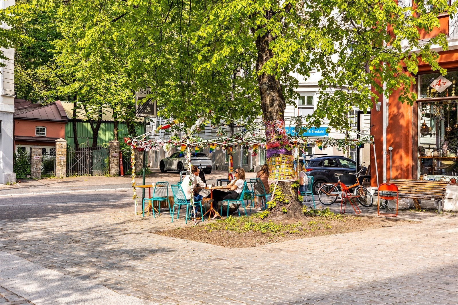 Arv Kaffe og Retro - Den koselige bruktbutikken i bydelen Gamle Oslo har nå utvidet tilbudet og blitt til både kafe og vinbar, men fremdeles med den samme retro-stilen. Galleribilde