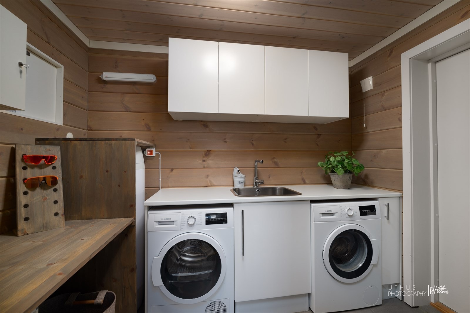 - I tillegg har hytten et praktisk, separat vaskerom som gjør det enkelt å håndtere klesvasken - Galleribilde