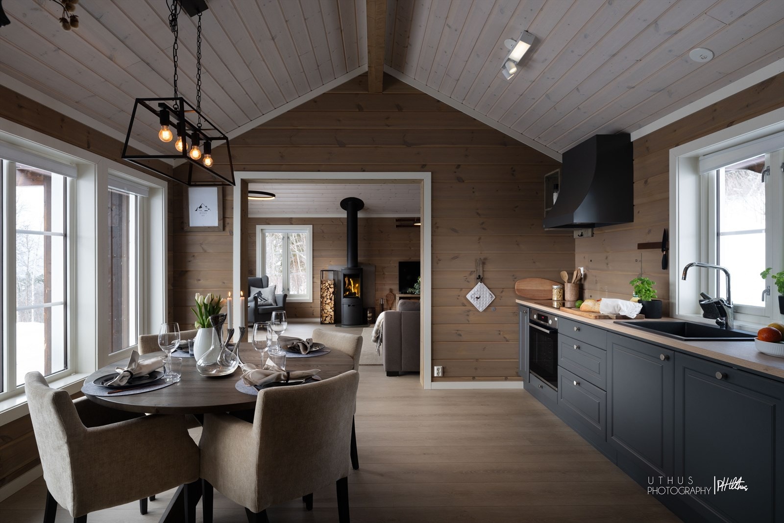 - Store vindusflater kombinert med god takhøyde skaper en lys og luftig atmosfære - Galleribilde