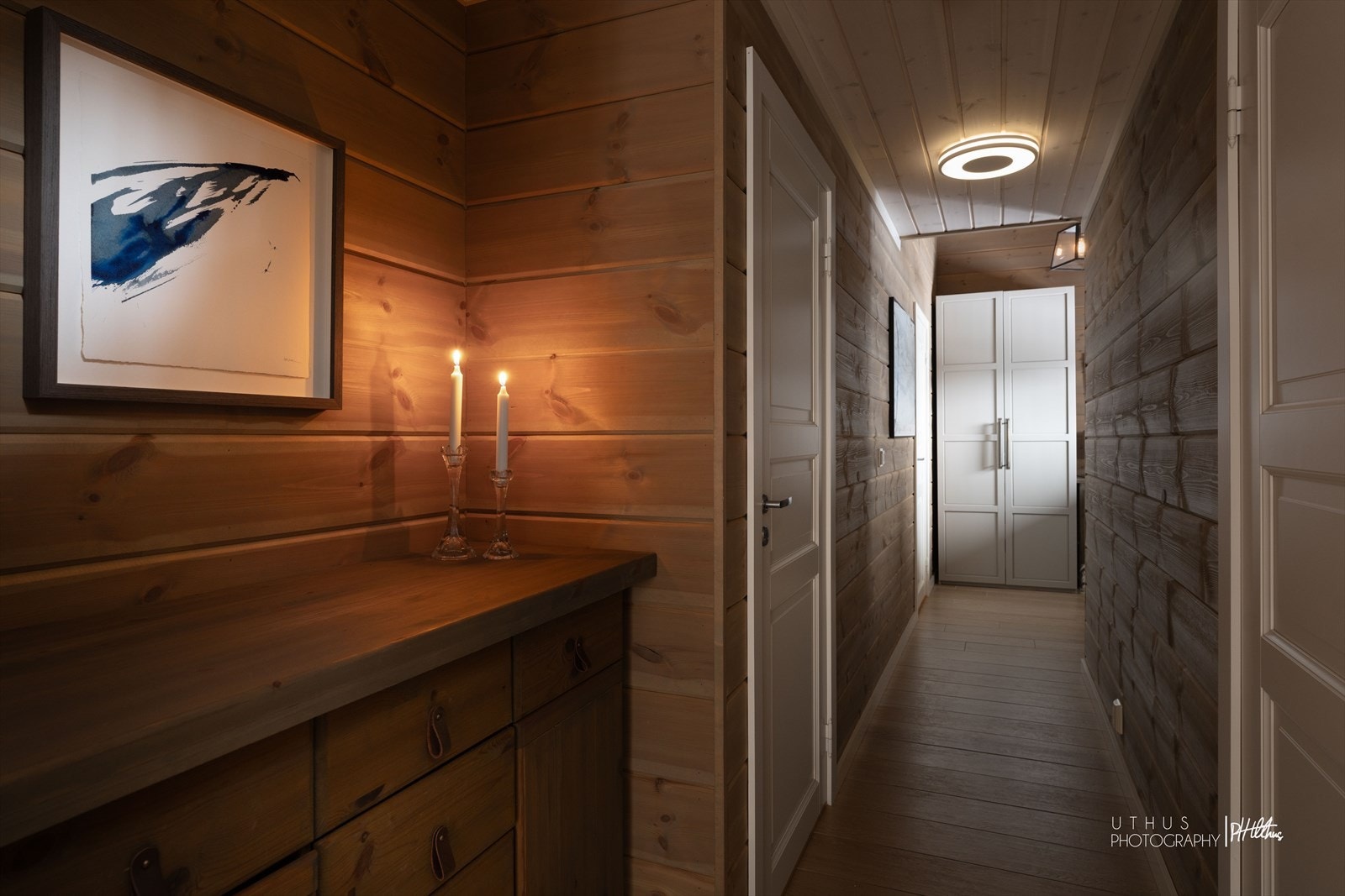 - Hytten har en familievennelig planløsning med fire soverom, to stuer og to bad. Flislagt gulv i gangen gjør renholdet enklere og er et slitesterkt valg - Galleribilde