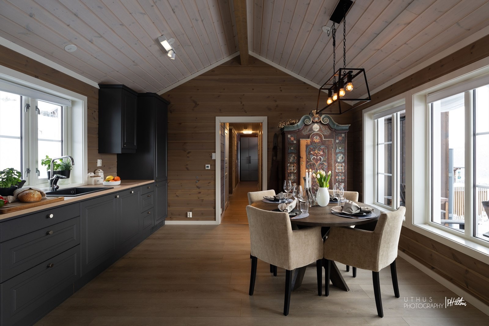 - Lekkert kjøkken med profilerte fronter og benkeplate i laminat - Galleribilde