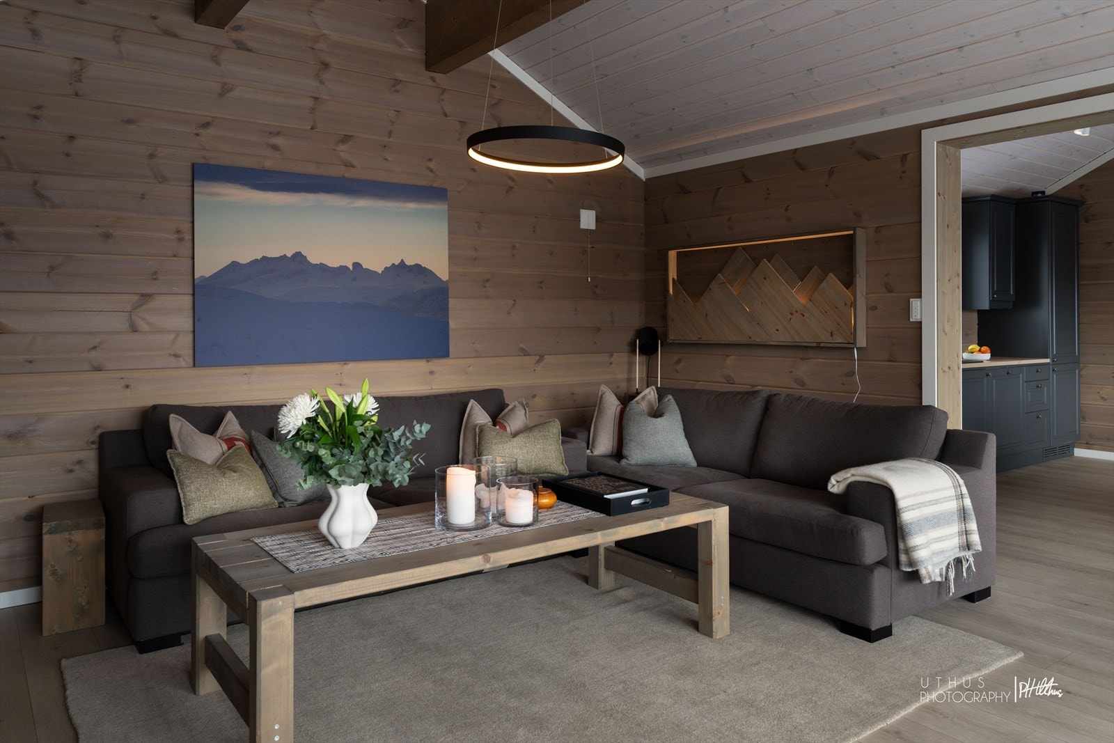 - Hytten er svært innbydende med moderne kvaliteter, samtidig som den bevarer det lune, koselige hyttepreget - Galleribilde