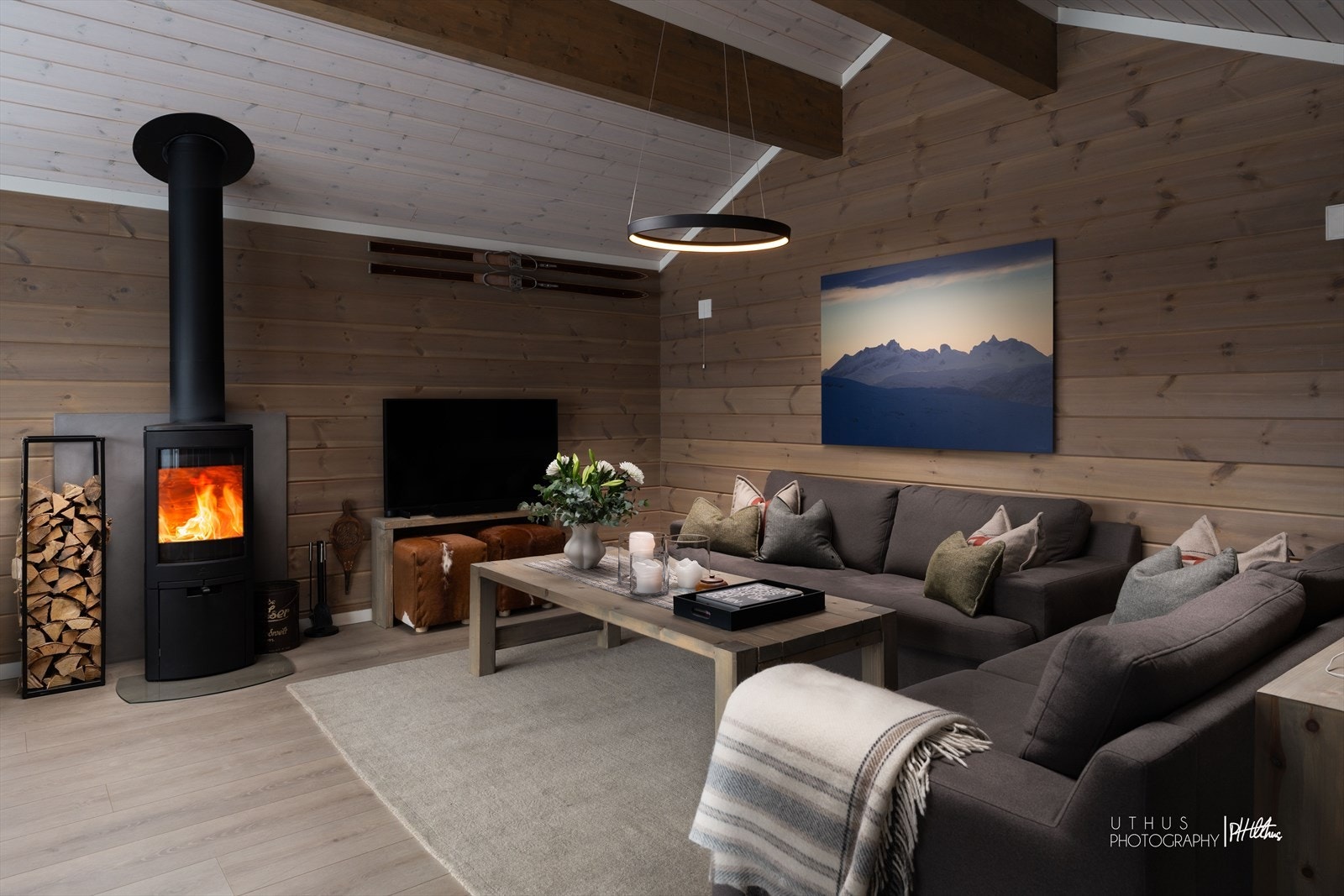 - Peisen gir godt med varme - perfekt etter en dag på ski. I tillegg er det gulvvarme i hovedetasjen som sørger for en behagelig innetemperatur - Galleribilde