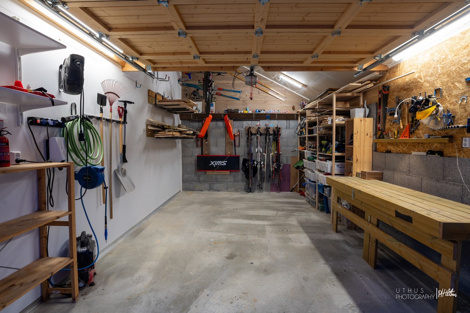 - Romslig garasje på 29 m² med rikelig plass til oppbevaring og praktisk organisering. Det er også en skibod i tilknytning til garasjen - Galleribilde