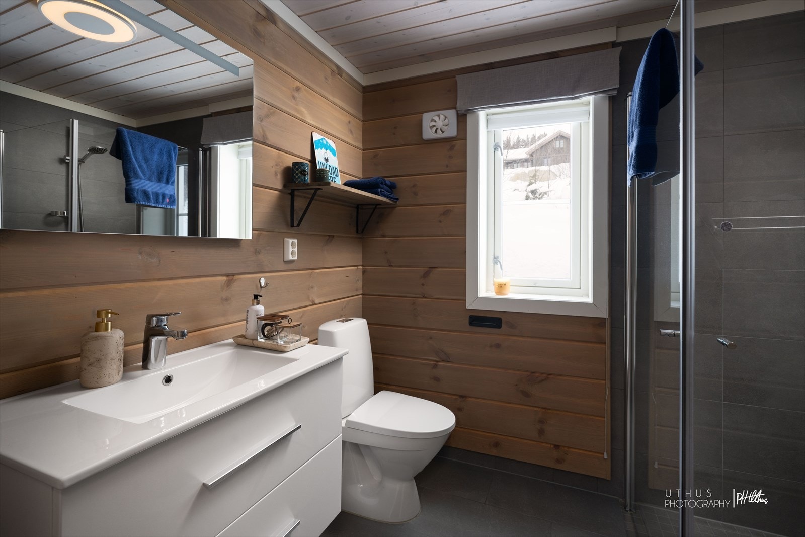 - Hytten har to delikate bad med flislagt gulv og fliser på veggene i dusjsonen - Galleribilde