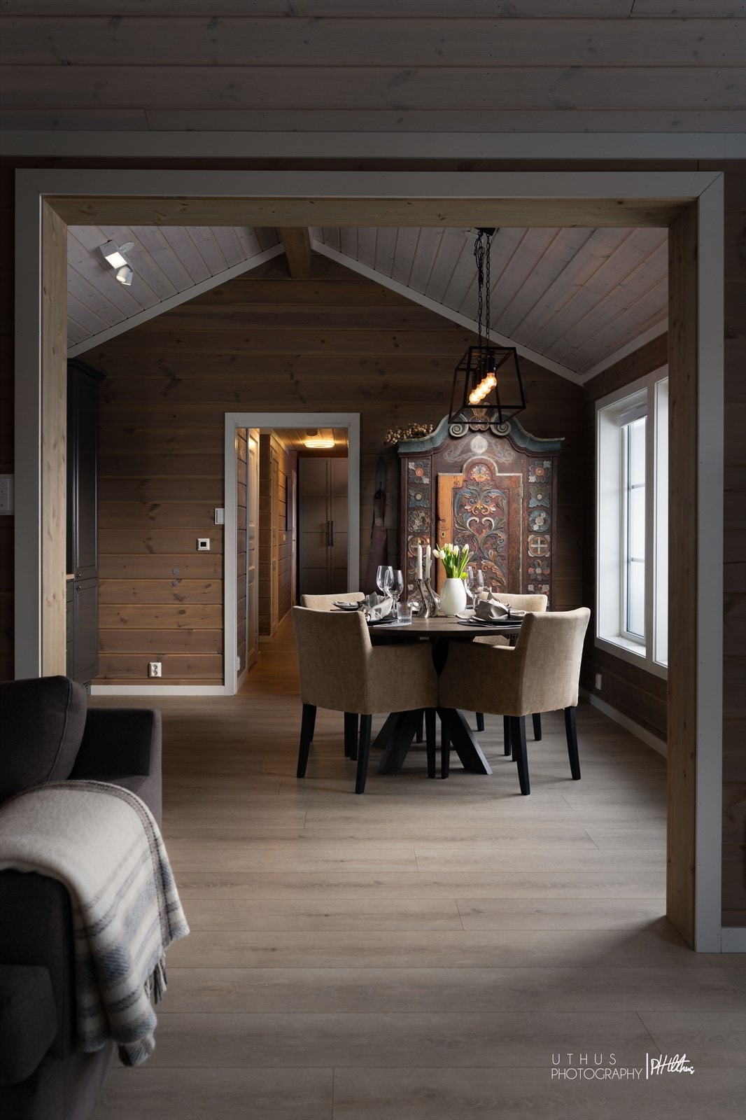 - Hytten har gjennomgående laminatgulv som gir et helhetlig og stilrent uttrykk - Galleribilde