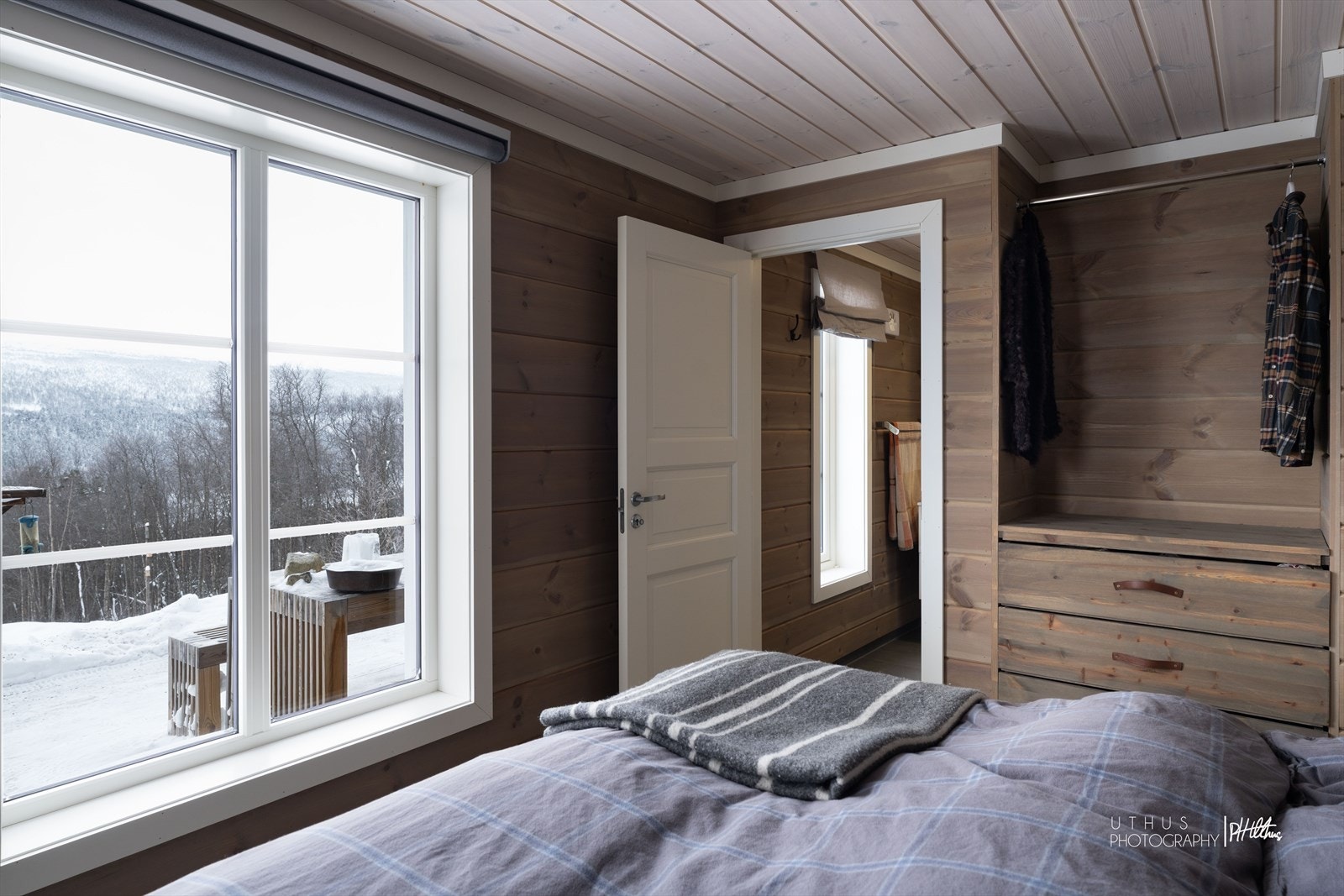 - Praktiske innebygde skuffer og plass til å henge opp klær - Galleribilde