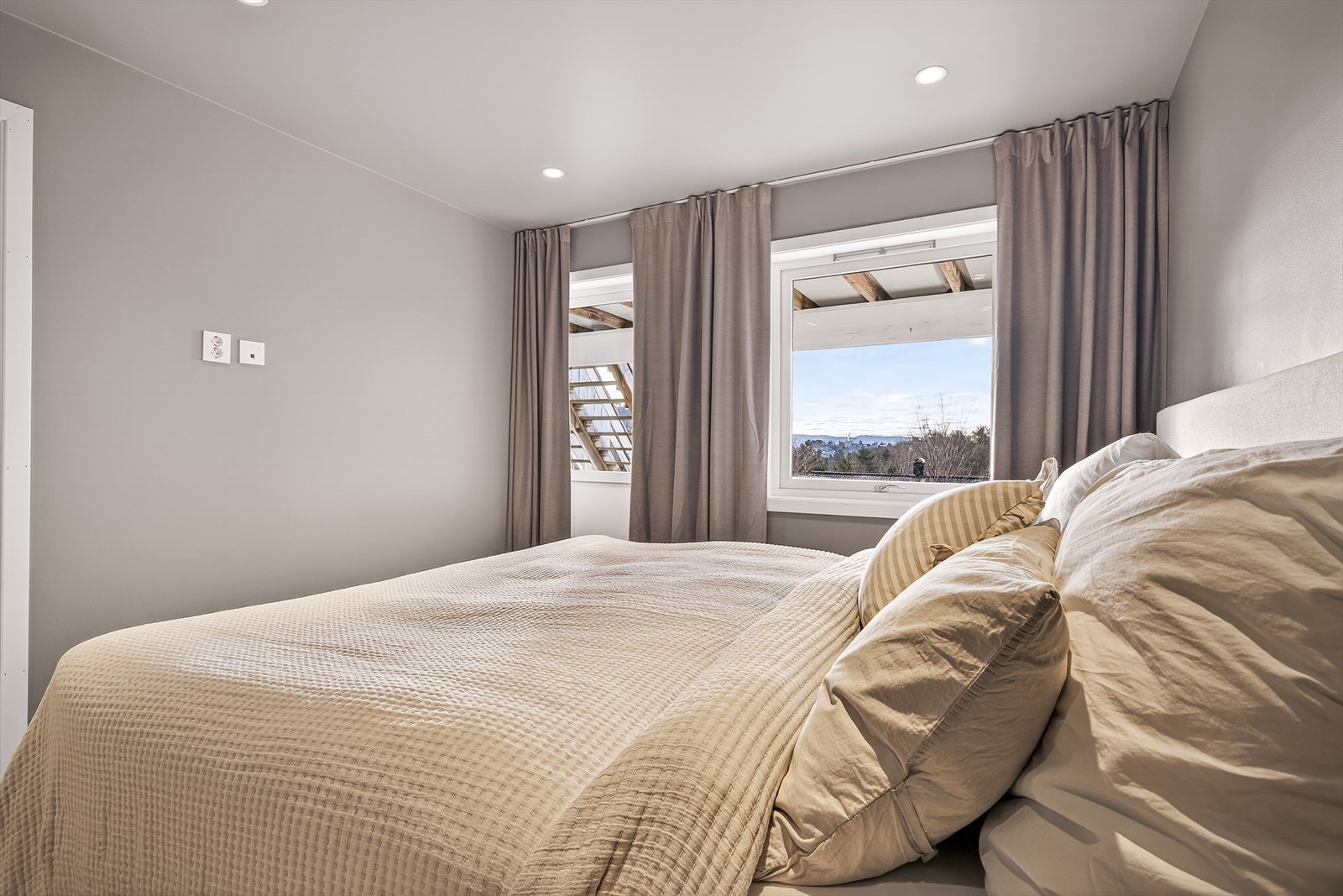 Hovedsoverommet på ca. 11,1 m² har god plass og direkte utgang til den romslige terrassen på ca. 37 m². Galleribilde