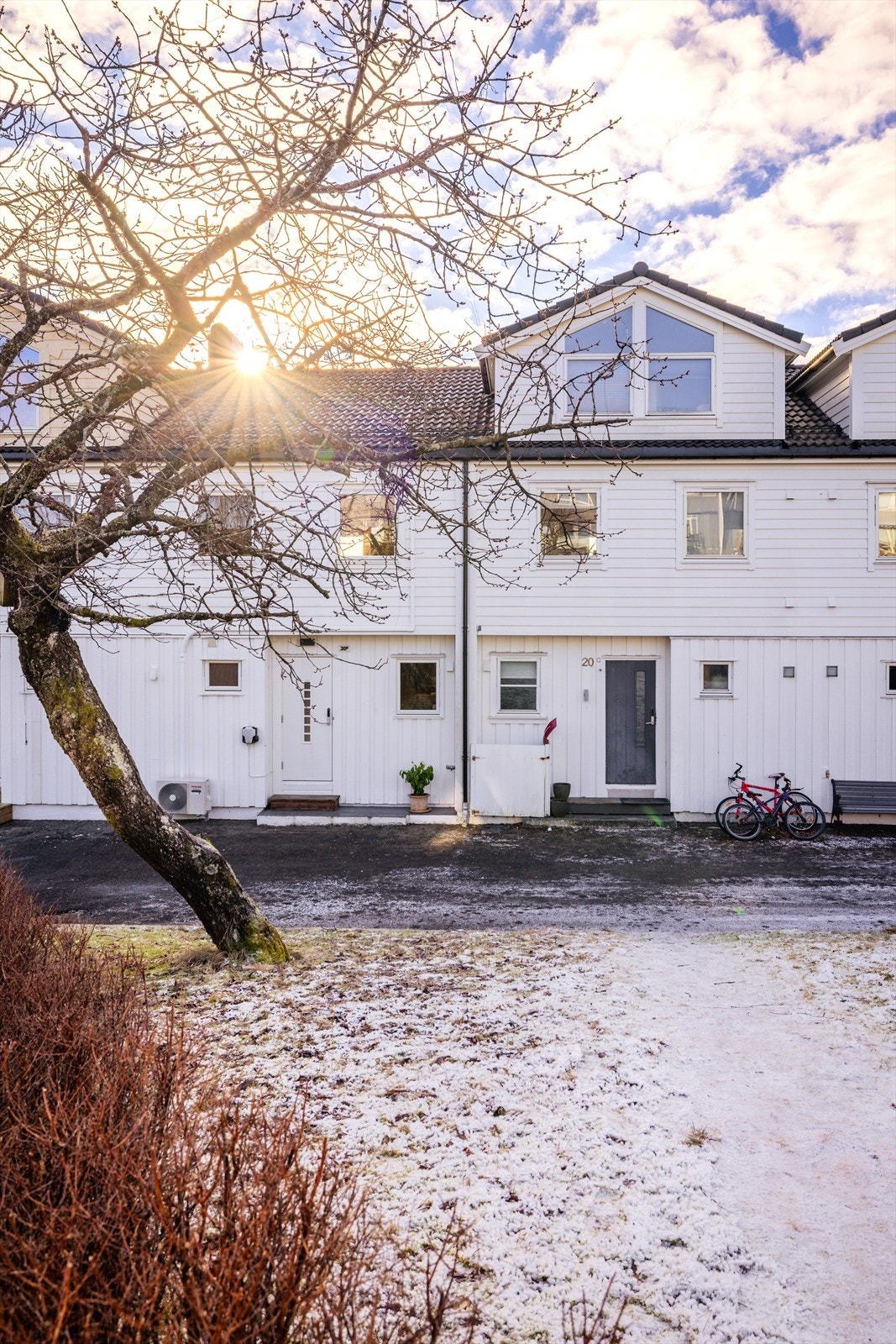 Velholdt fasade i lyse farger med et oversiktlig og lett tilgjengelig inngangsparti. Galleribilde