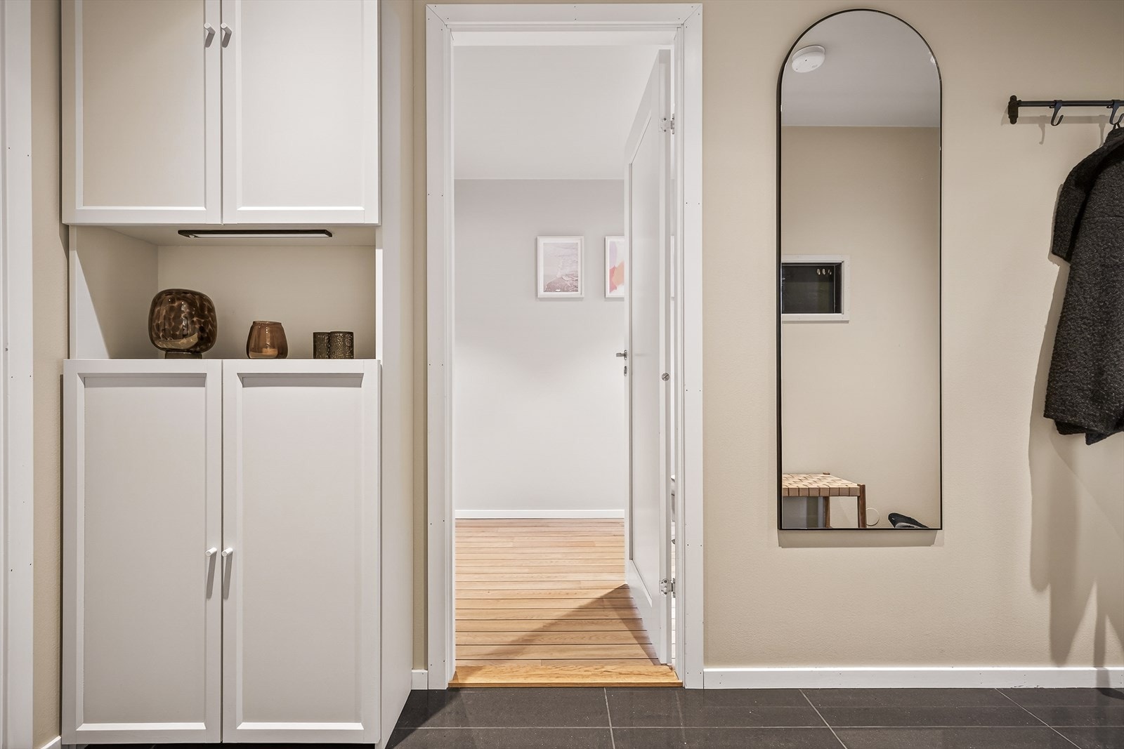 Fra gangen er det adgang til en praktisk bod for ekstra lagring. Galleribilde