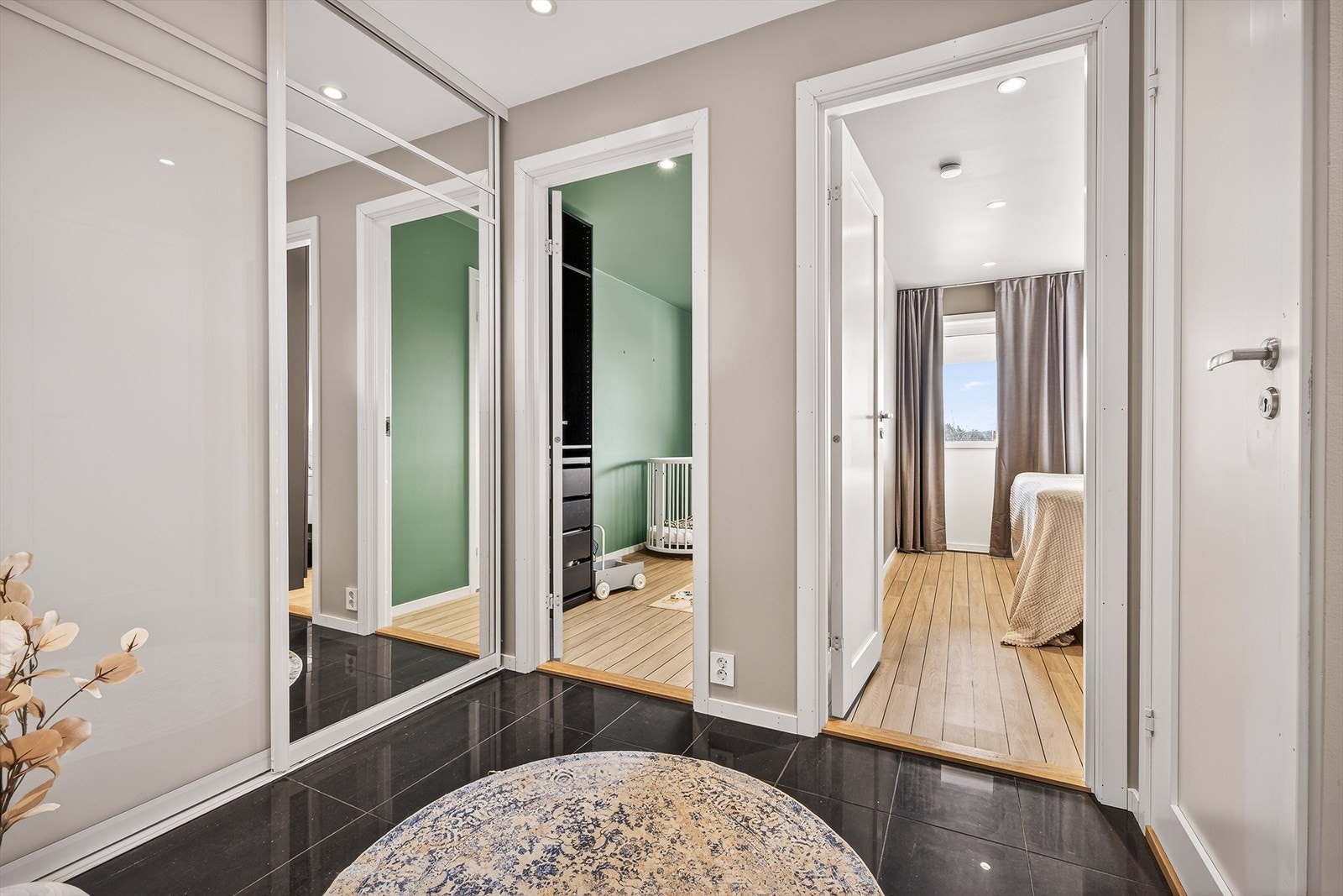 Begge soverommene ligger lett tilgjengelig fra gangen, noe som gir en funksjonell planløsning. Galleribilde