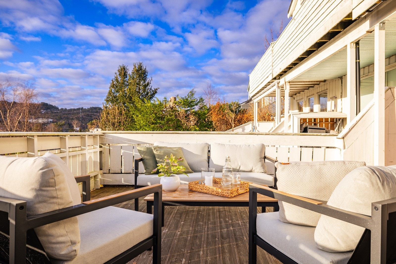 Terrassen har gode solforhold og er et naturlig samlingssted på varme dager. Galleribilde