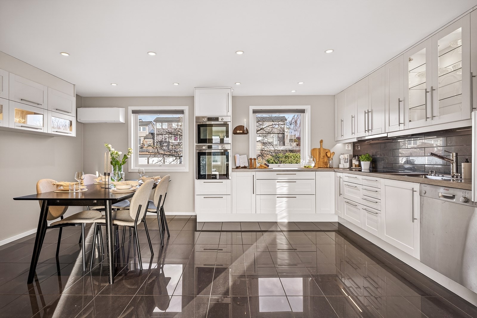 Det romslige Sigdal-kjøkkenet fremstår som et naturlig samlingspunkt - stilrent, gjennomført og utstyrt med integrerte hvitevarer og god arbeidsflate. Galleribilde