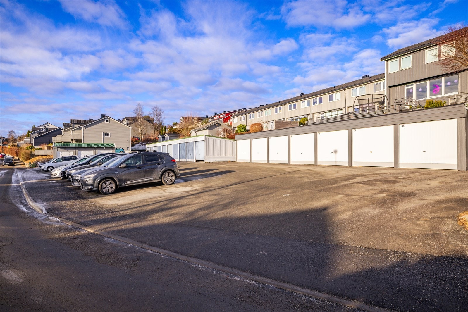 Borettslaget tilbyr både garasjer og utendørs parkeringsplasser for beboerne. Galleribilde