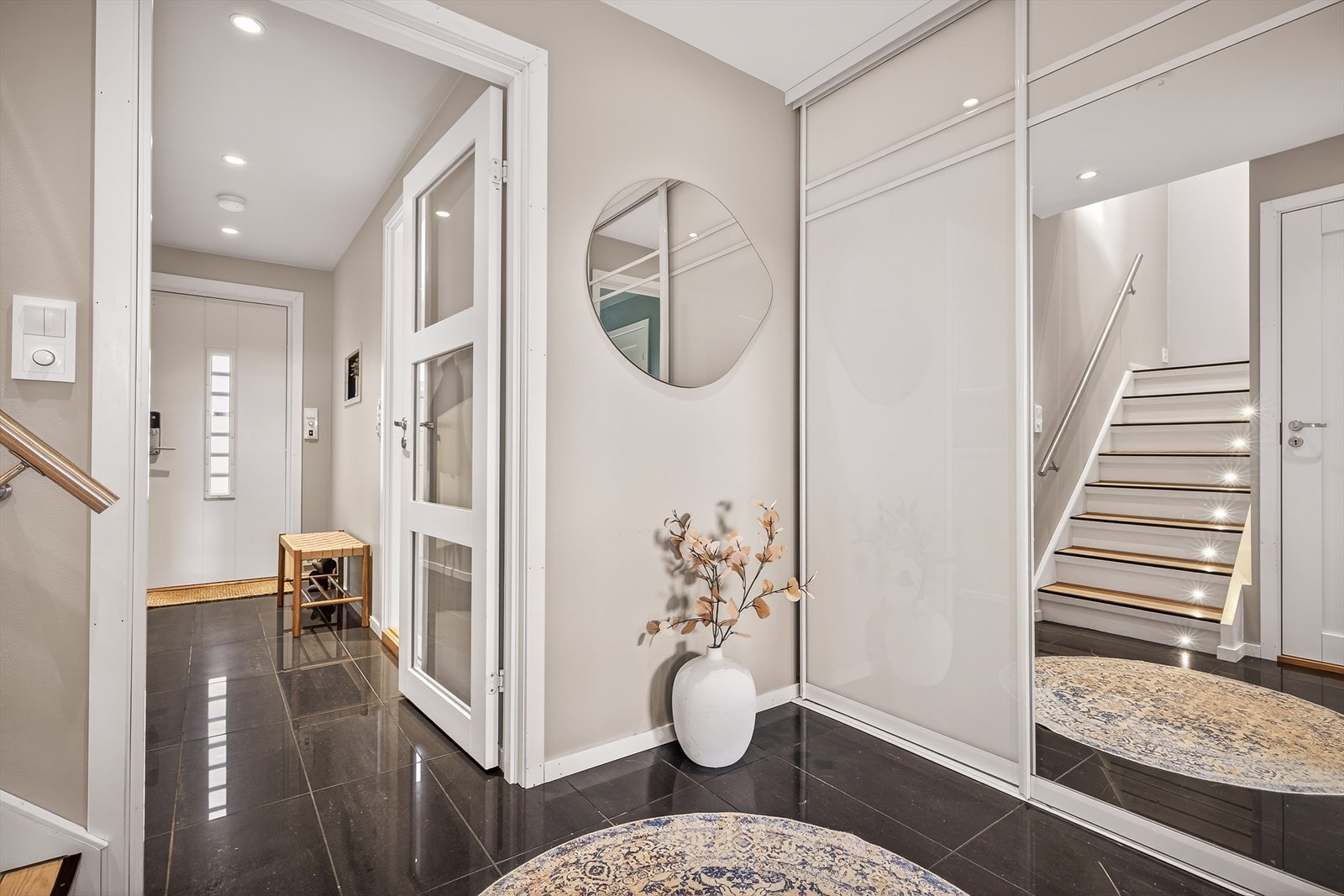 Gangen har et innebygget garderobeskap som gir effektiv oppbevaring av yttertøy og sko. Galleribilde