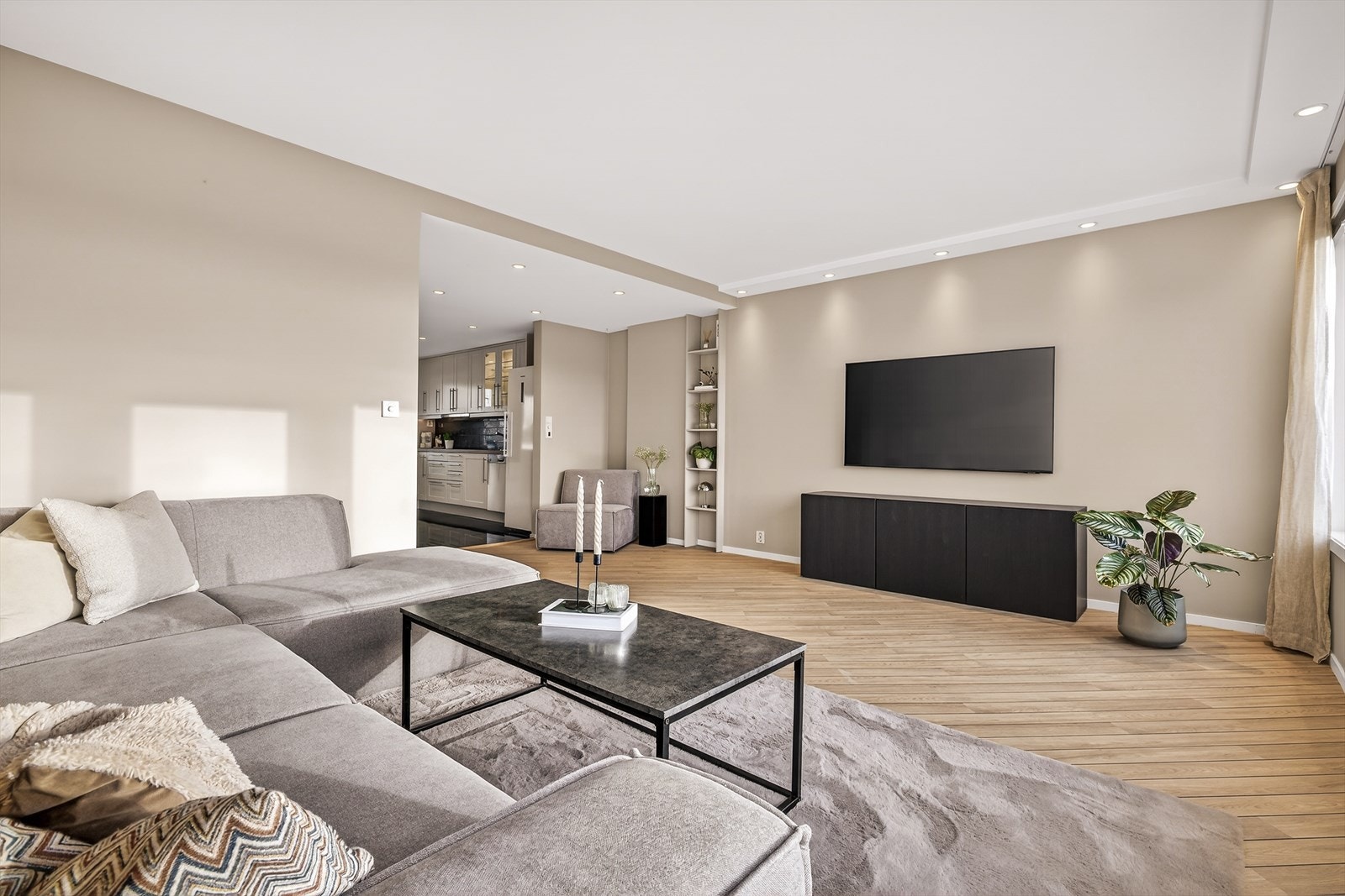 Gode møbleringsmuligheter gjør stuen fleksibel og funksjonell - perfekt for både TV-krok, sosial sone og lesekrok. Galleribilde