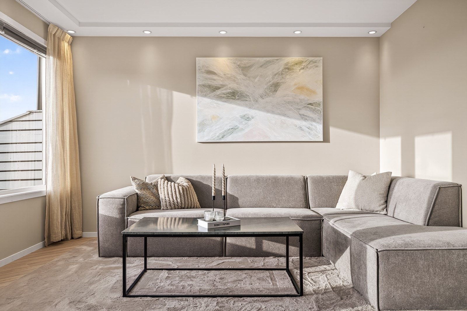 Stuen har en praktisk planløsning med gode møbleringsmuligheter, tilpasset både hverdagsbruk og sosiale anledninger. Galleribilde