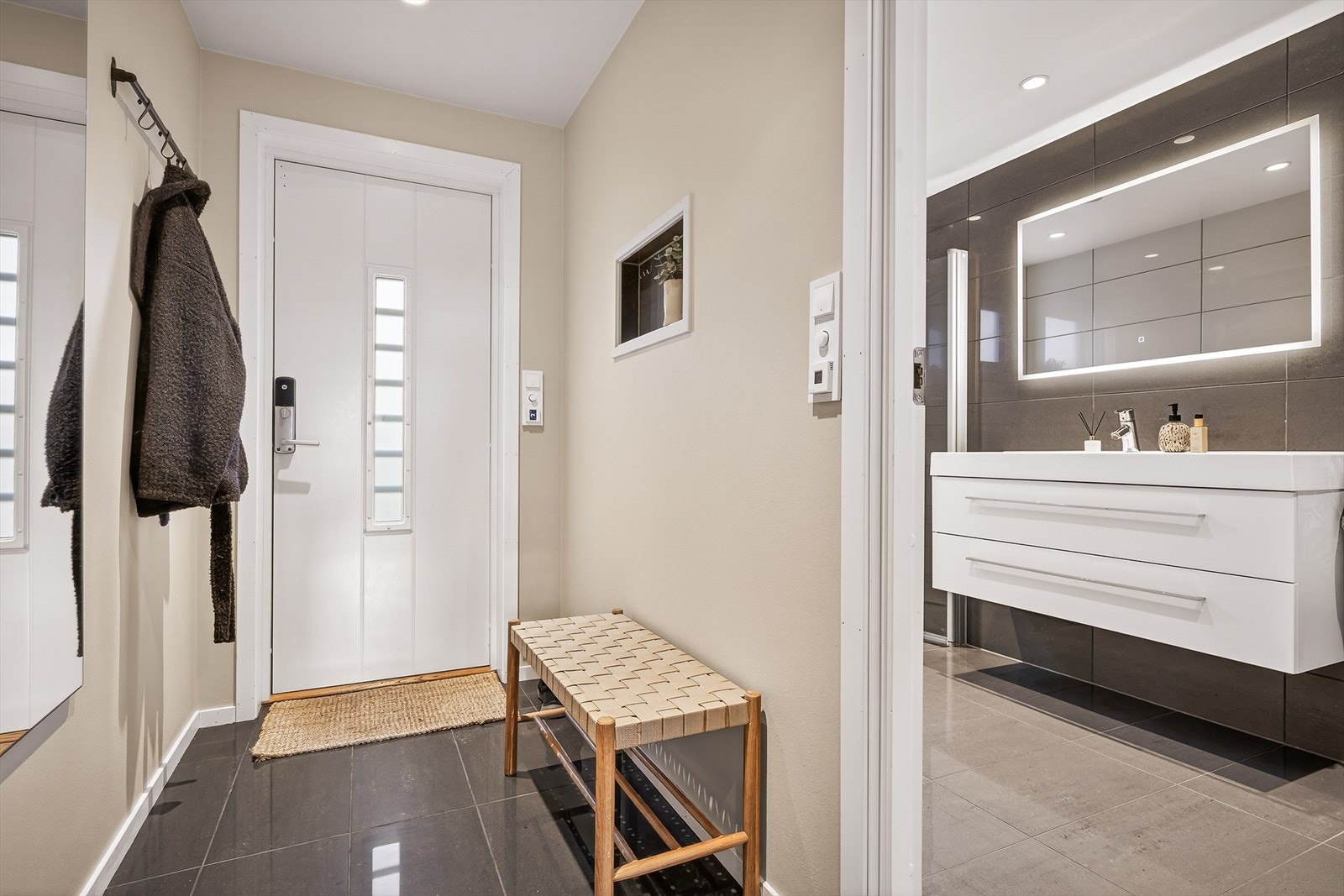 Badet ligger praktisk plassert med inngang fra entréen/gangen. Galleribilde