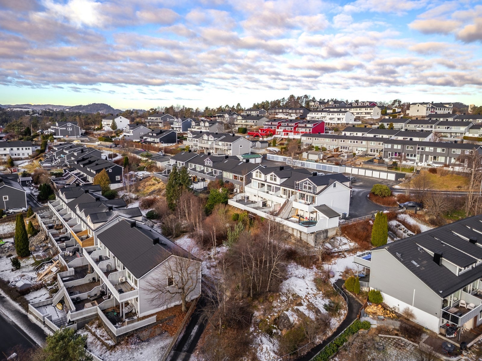 Nabolaget fremstår som velorganisert og lett tilgjengelig, omgitt av fine turmuligheter. Galleribilde